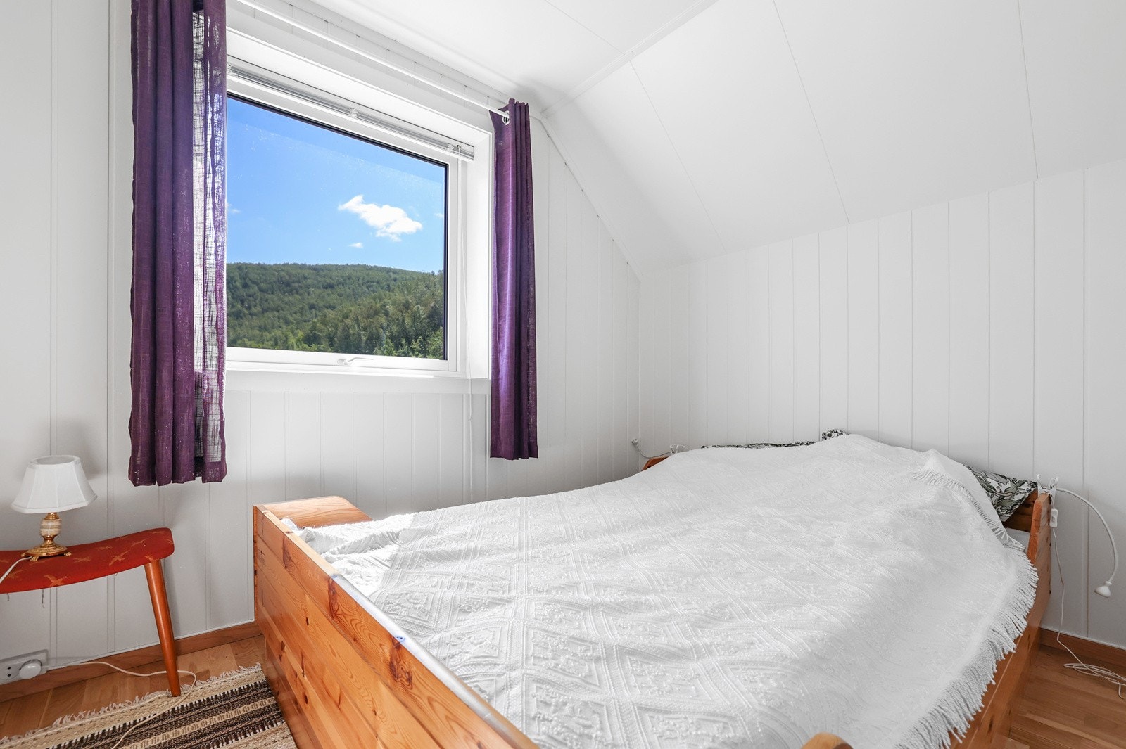 Soverommet har plass til dobbeltseng, og har et stort vindu som gir godt med lysinnslipp Galleribilde
