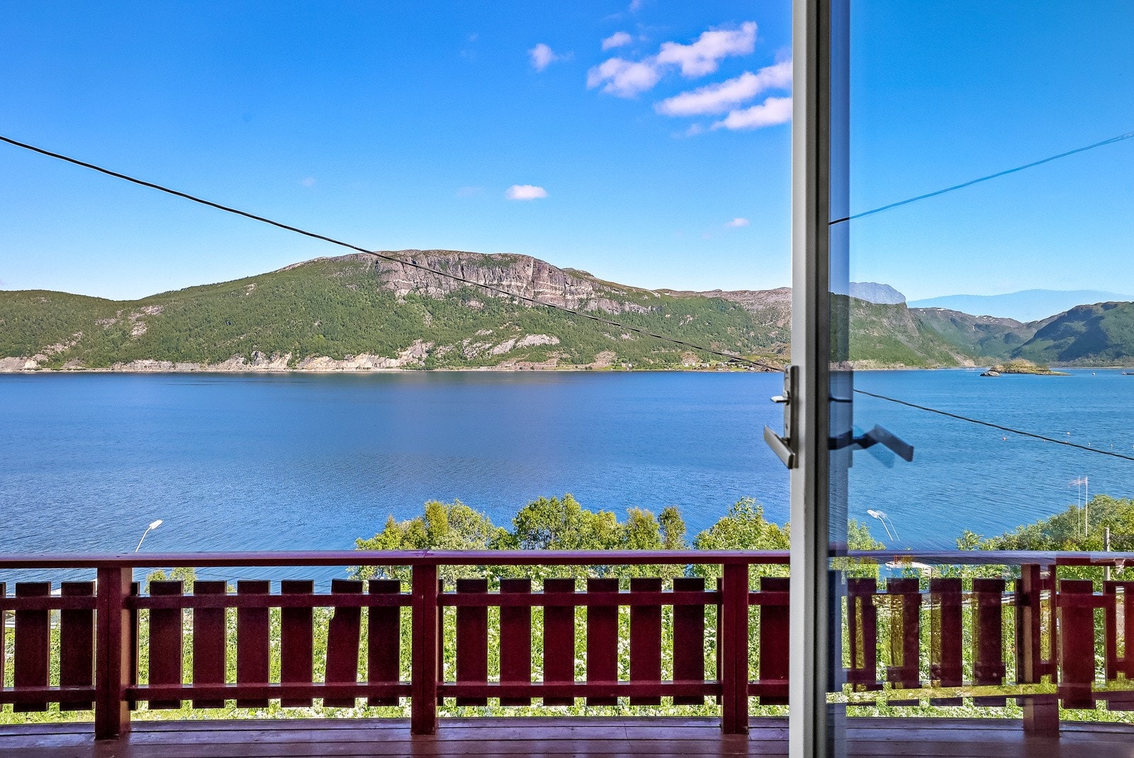 Her er det nydelig utsikt over fjorden Galleribilde