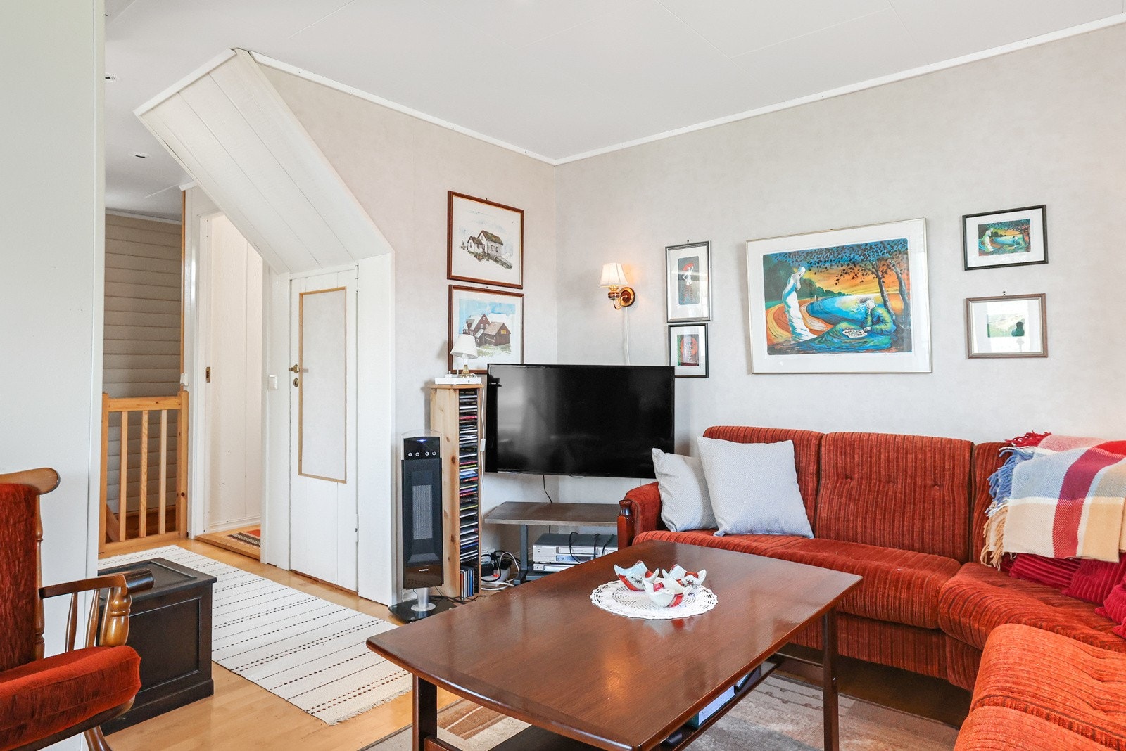 Fra stuen er det utgang til en terrasse Galleribilde