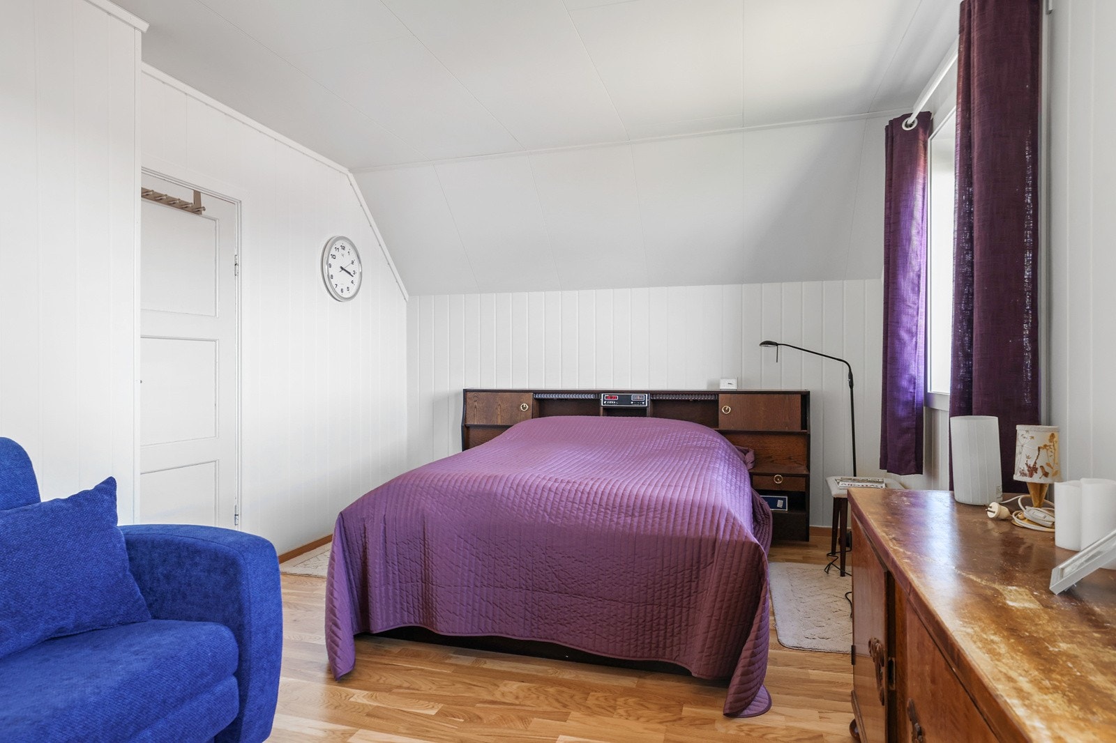 Hovedsoverommet er romslig, og har plass til både dobbelseng og annet møblement Galleribilde