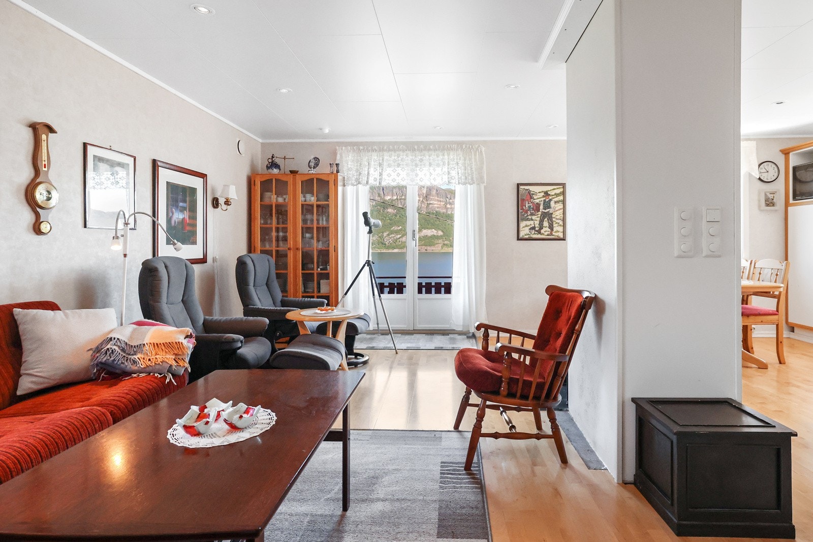 Stuen er av fin størrelse, og har plass til flere møbleringssoner Galleribilde