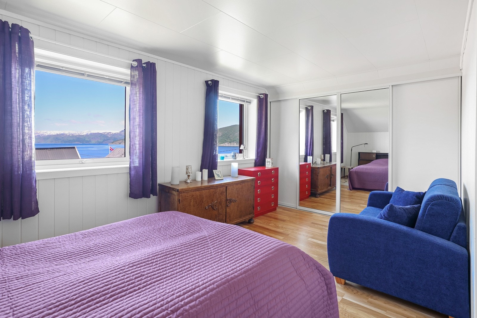 Det er god plass til oppbevaring i skyvedørsgarderoben Galleribilde