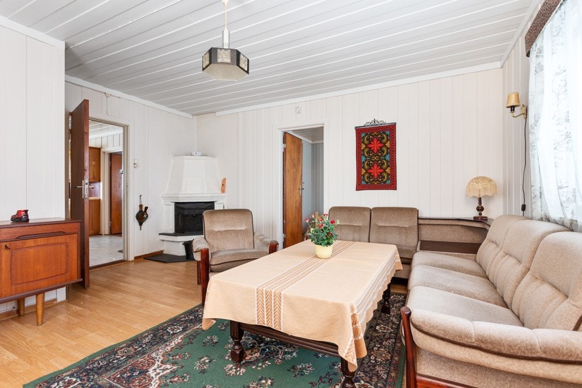 Romslig stue med god plass til sofakrok og stuebord. Galleribilde