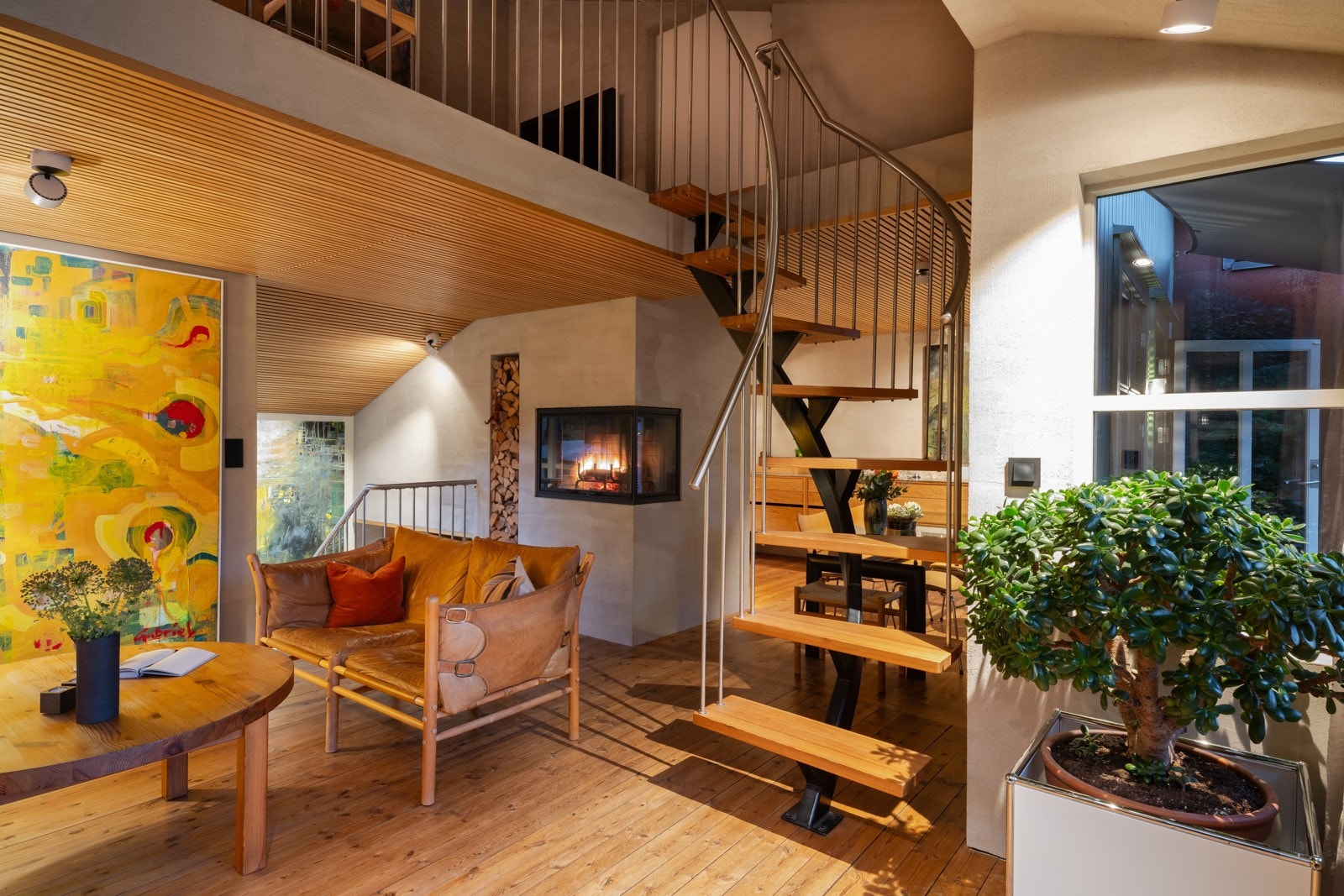 Fra stua går det trapp opp til mesanin og loft. Galleribilde