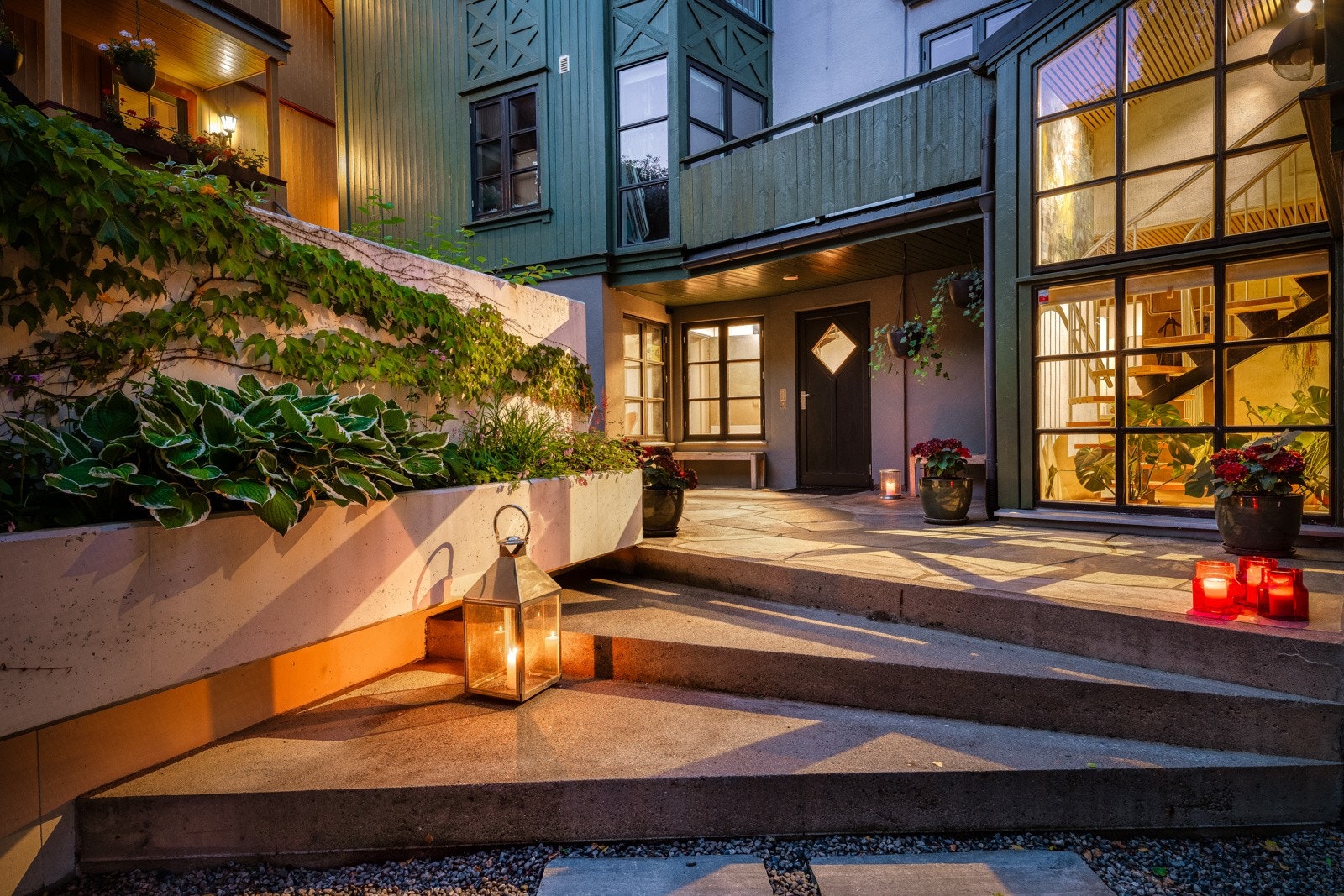 Utenfor er det åpent og luftig. Inngangspartiet er belagt med skifer og vifteformet trapp i betong bringer deg videre opp til inngangsdøren til huset. Galleribilde