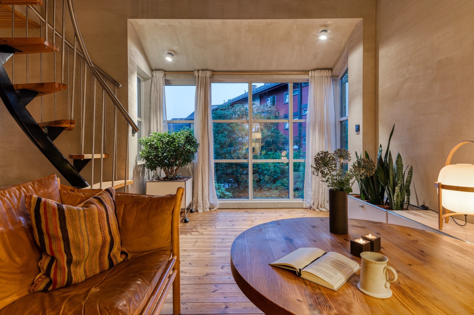 Det er gjennomgående fin belysning i boligen med led spotter i himling. Enkelte spotter har dimmer. Galleribilde