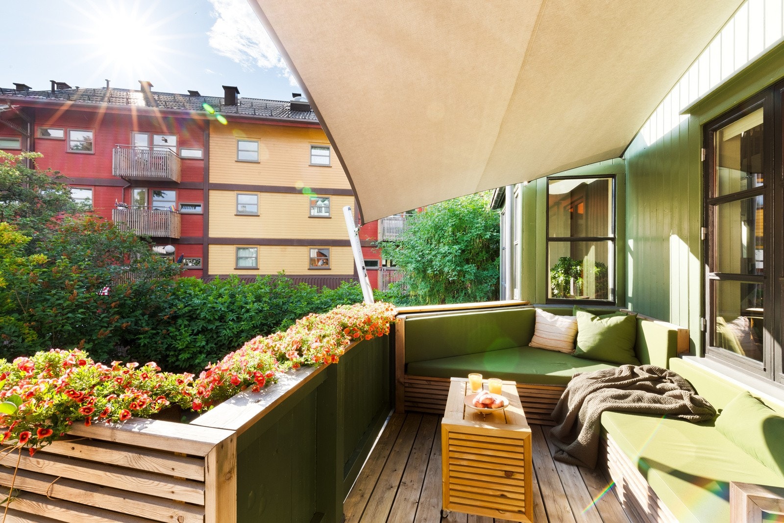 Et solseil er montert for solskjerming og kan enkelt monteres opp og ned. Galleribilde