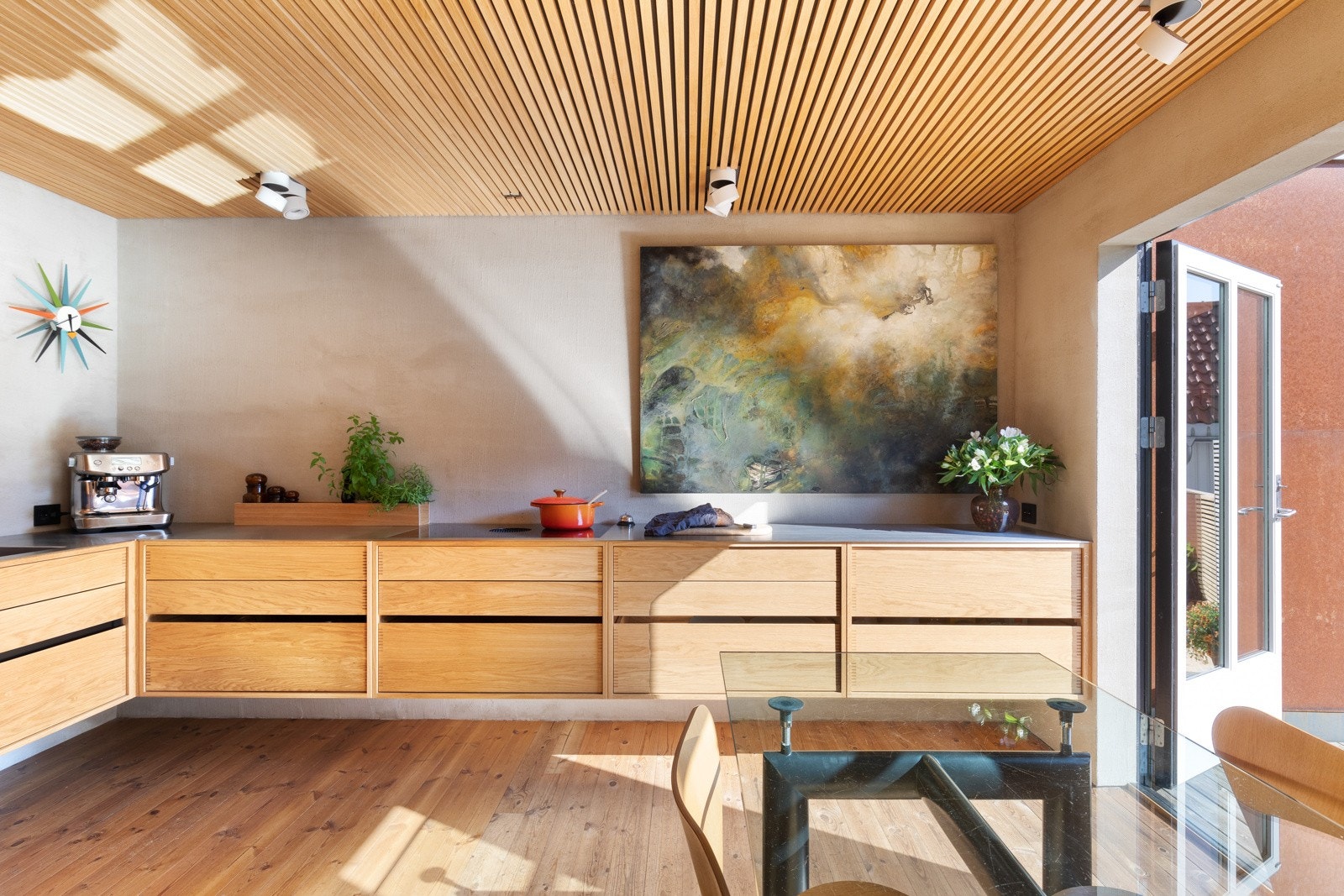 Fra kjøkkenet er det direkte utgang til fantastisk uteplass. Galleribilde