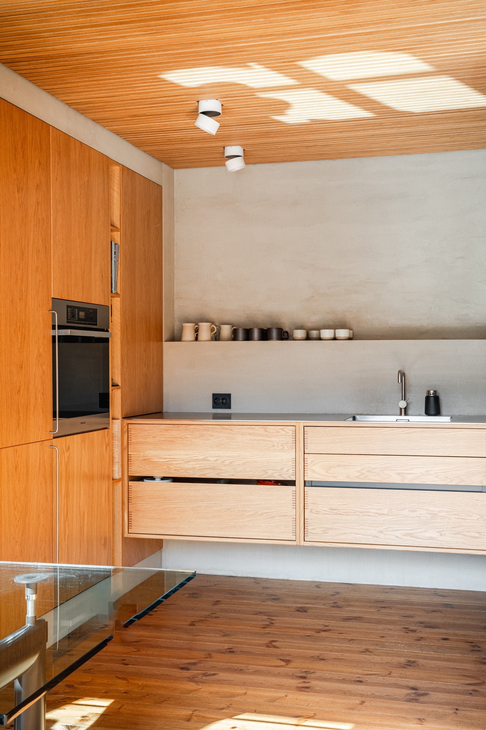 Kjøkkenet er utstyrt med integrert kjøleskap med isbitmaskin i frysedel, ovn og oppvaskmaskin i høyskap og nedfelt induksjonstopp med benkeventilator fra Bora. Galleribilde