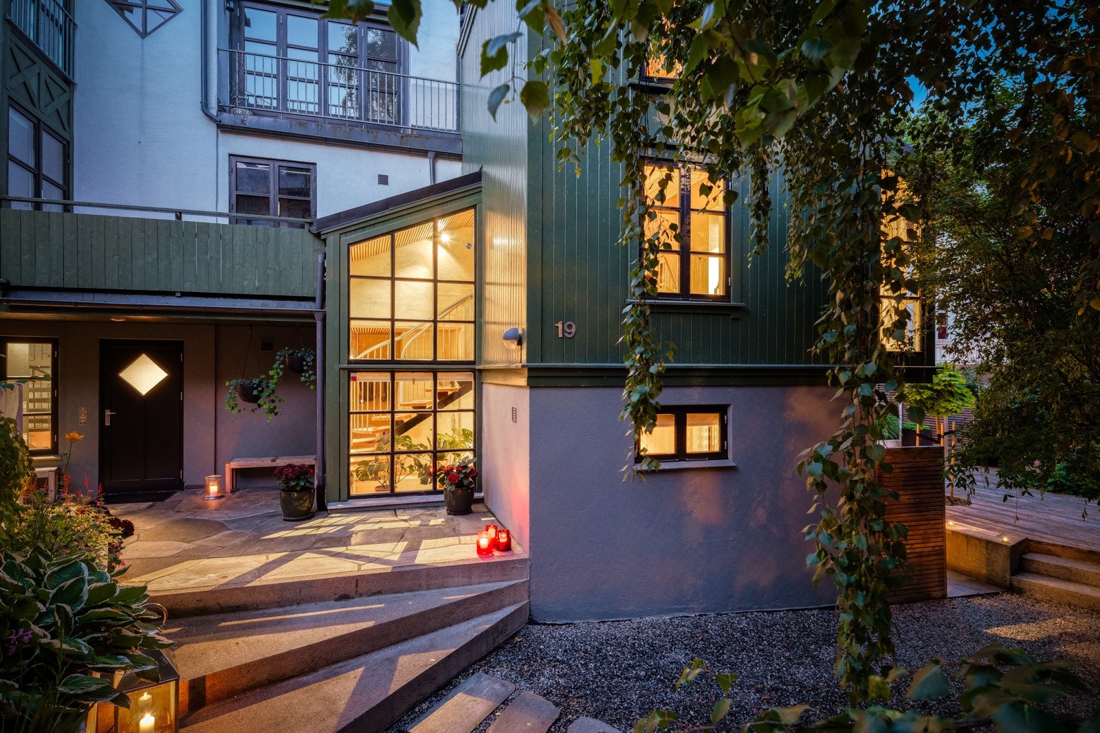 En svært sjelden anledning byr seg midt på Rodeløkka. Denne særegne leiligheten gir deg følelsen av å bo i hus i byen. Galleribilde