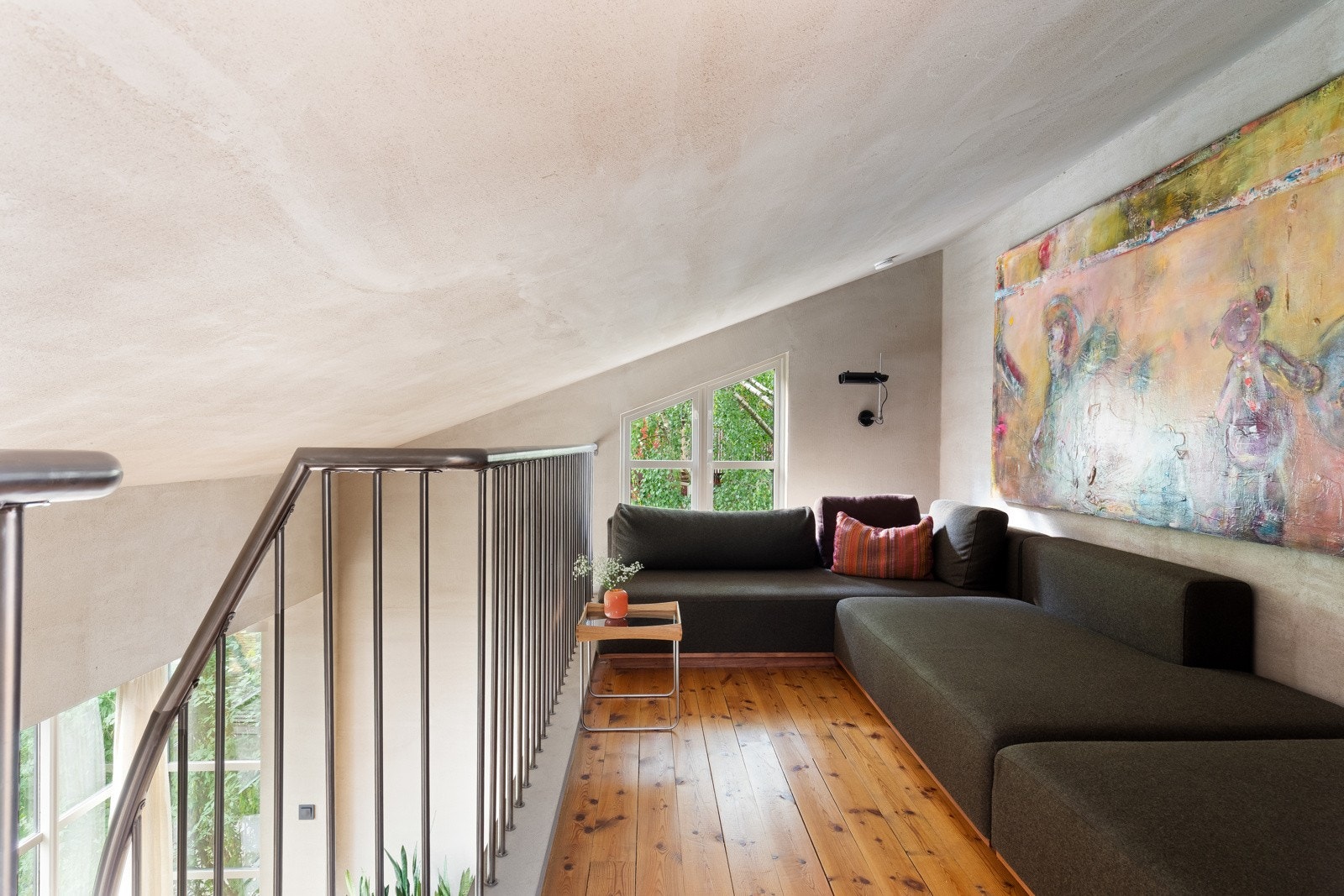 Koselig tv krok på mesanin med stor sofa og oppheng til tv. Galleribilde