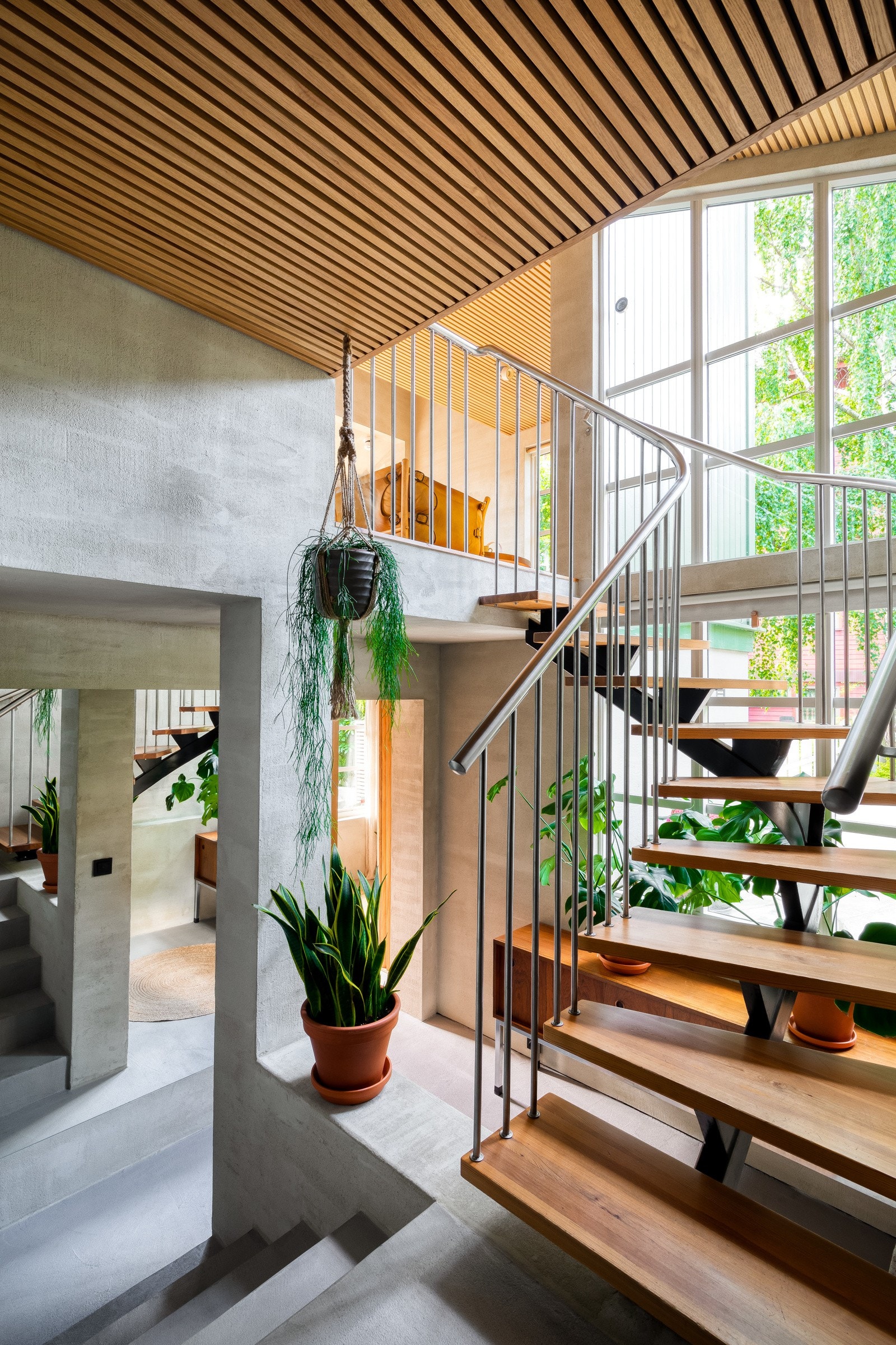 Fra inngangspartiet er det en liten trapp ned til to soverom samt trapp opp til 2. etasje med stue og kjøkken. Galleribilde