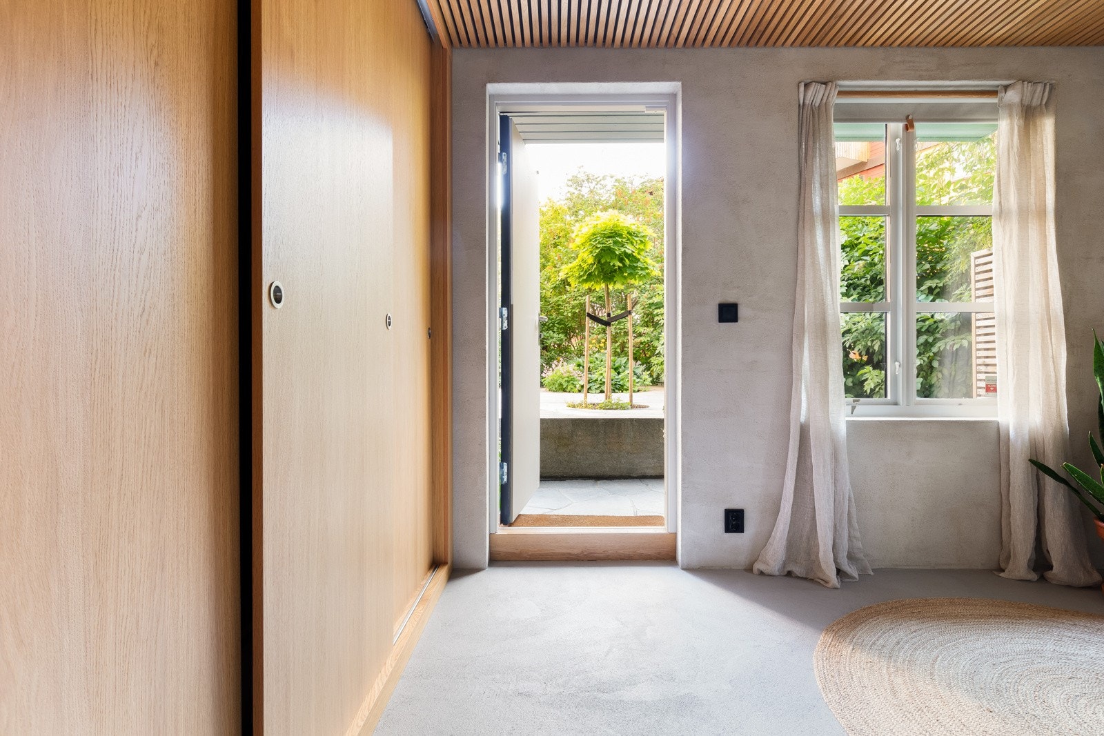 Fra dette soverommet er det utgang til herlig uteplass. Galleribilde