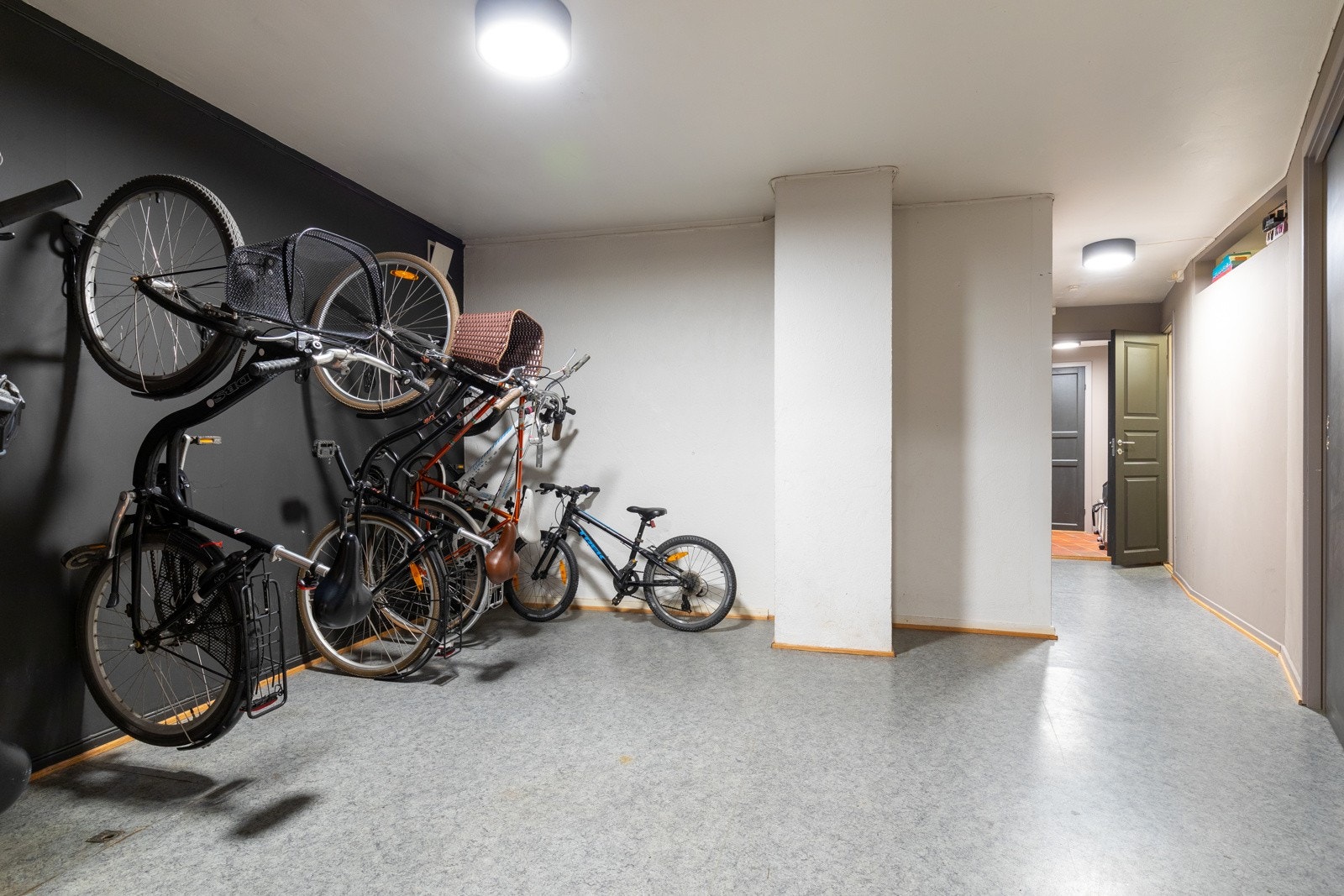I gangen er det sykkelparkering. Galleribilde