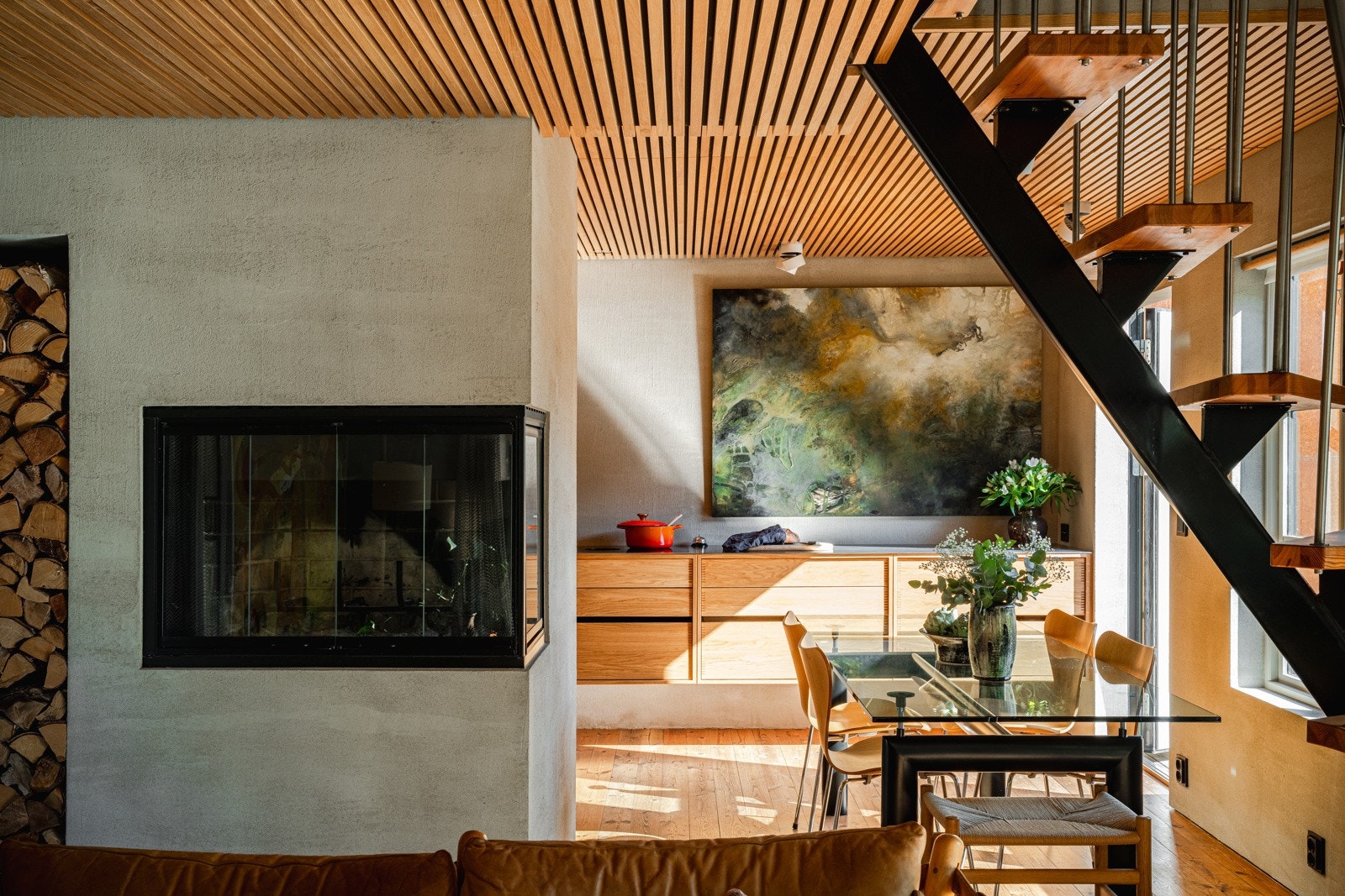 Peisen blir en naturlig romdeler og sørger for egne soner for stue og kjøkken. Galleribilde