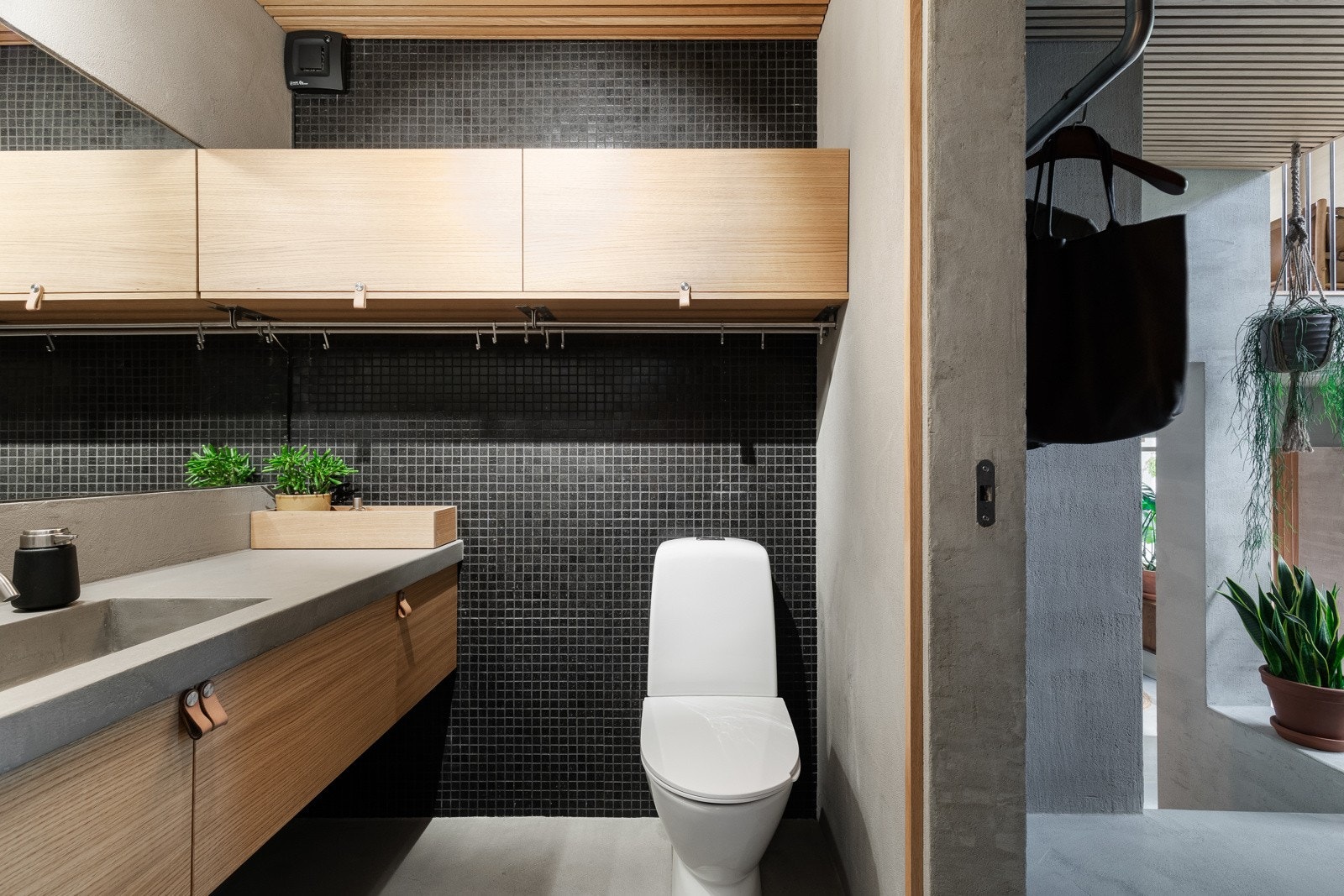 Badet gir en behagelig følelse av velvære med smakfulle materialvalg på baderomsmøblene. Galleribilde