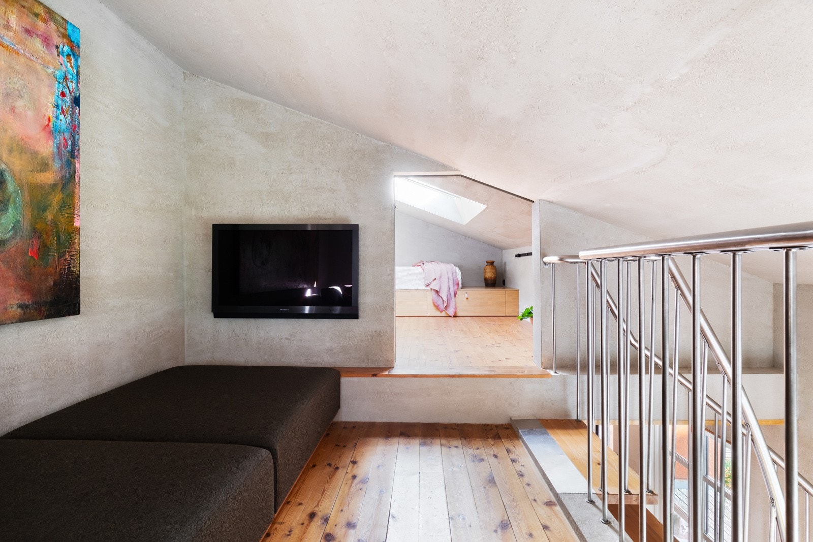 Sofaen er valgt spesielt for dette rommet for kos og hygge, og medfølger ved salg. Galleribilde