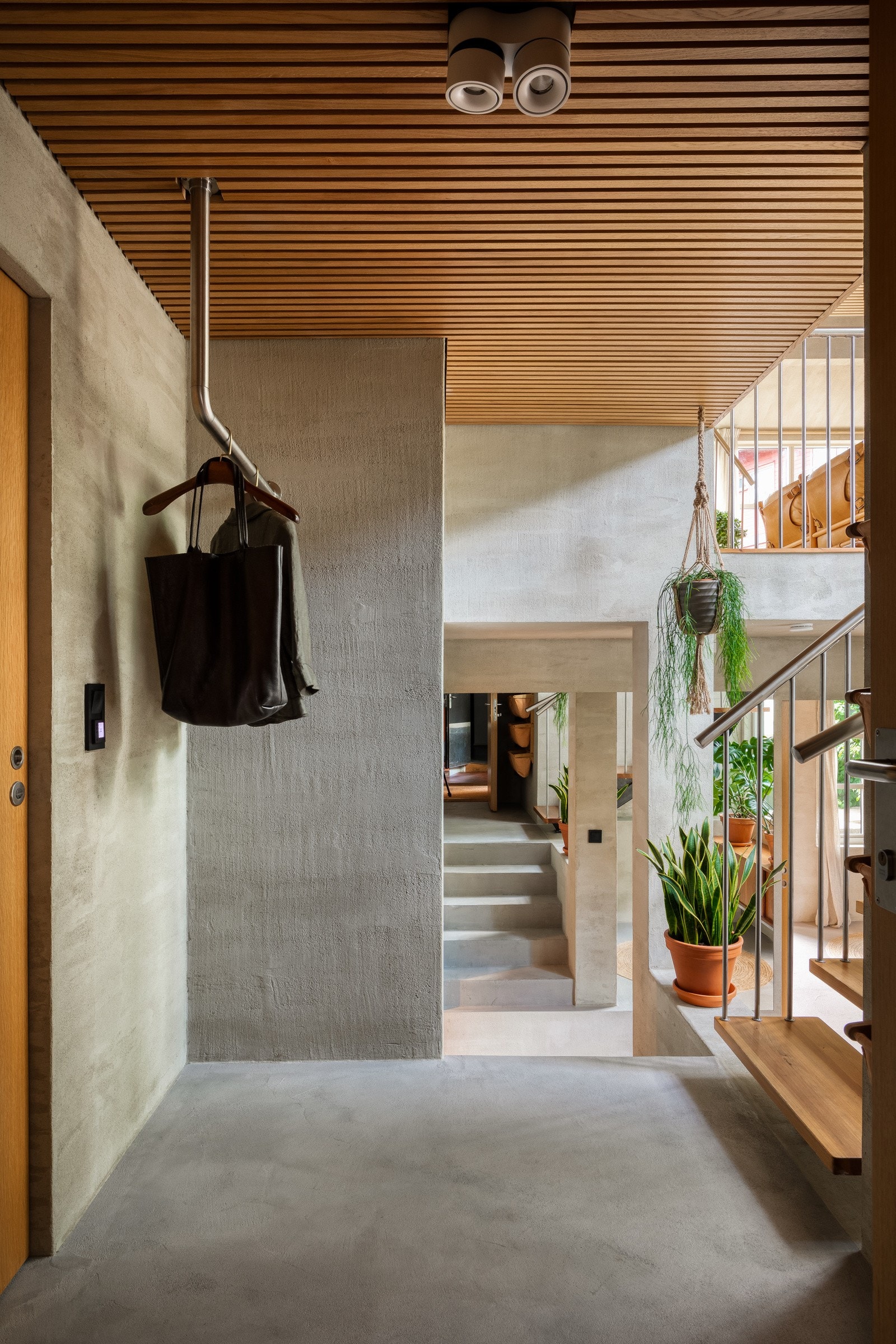 Velkommen inn! Leiligheten har et særpreg med bruk av naturmaterialer. Mikrosement på gulv, murpuss på vegger kombinert med lunt treverk i form av eikespiler i himling og furugulv. Galleribilde