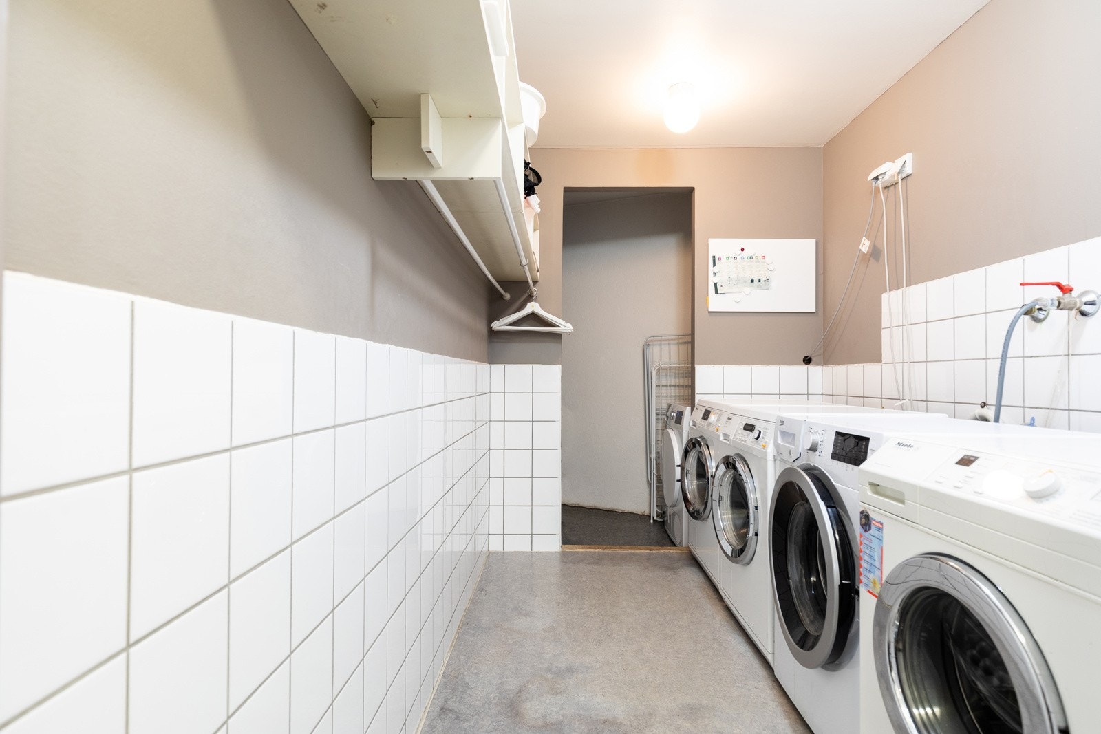 I 1. etasje ca. 10 skritt fra inngangsdøra er det tilgang til felles vaskerom. Hver leilighet har hver sin vaskemaskin og har felles tørketrommel. Galleribilde