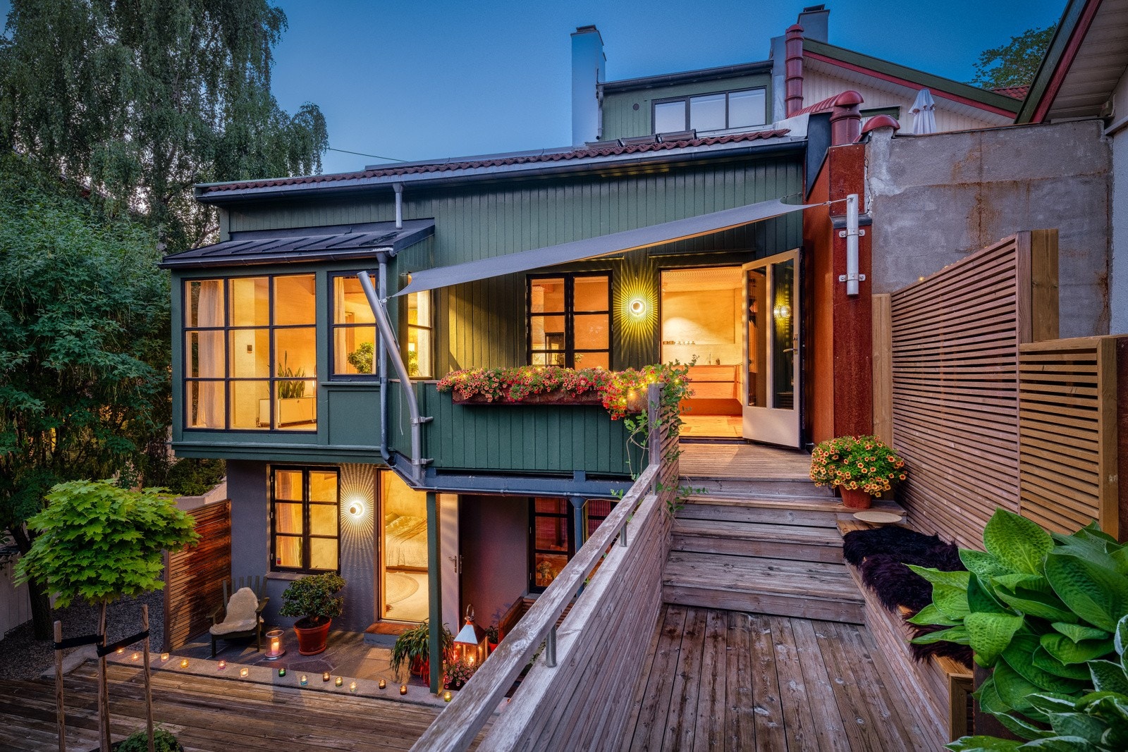 Unik og særegen småhusleilighet over to plan med mesanin og loft på idylliske Rodeløkka - Høy standard - Gulvareal på ca. 88 kvm - Solrike uteplasser Galleribilde