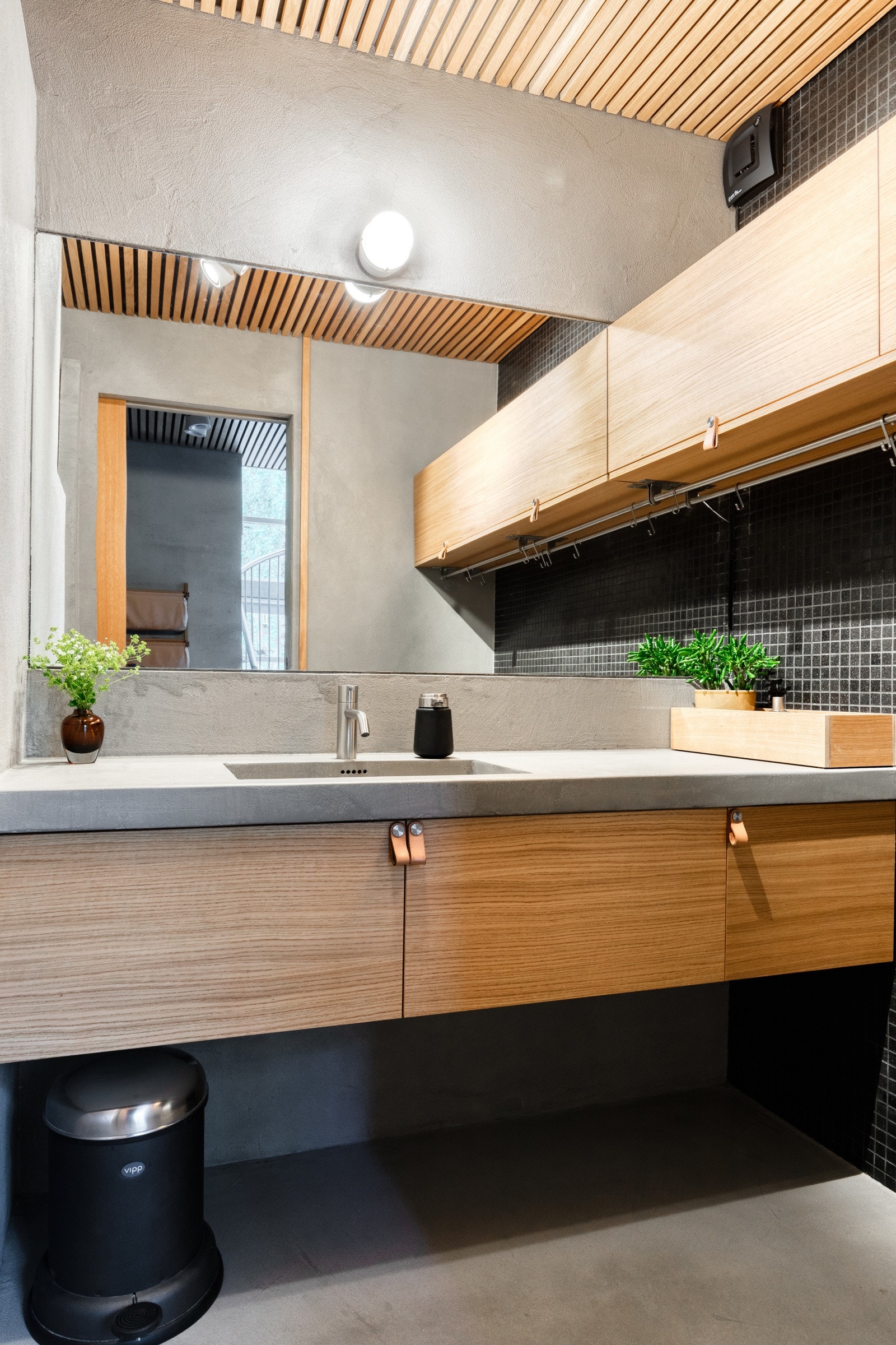 Overnpåliggende servant er støpt sammen med resten av benkeplaten for å skape et helhetlig inntrykk. Armaturet er fra Vola. Galleribilde