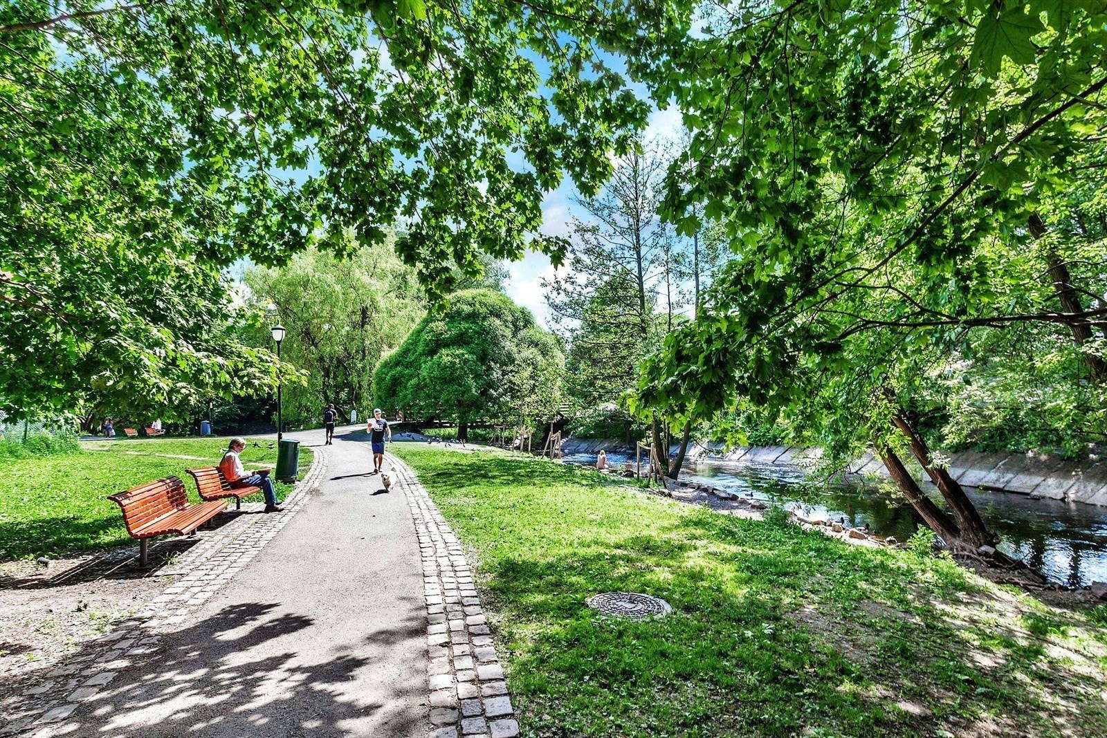 Turen kan også tas langs annerkjente Akerselva, enten nedover mot sentrum eller opp mot Nydalen/Storo og Maridalen. Galleribilde