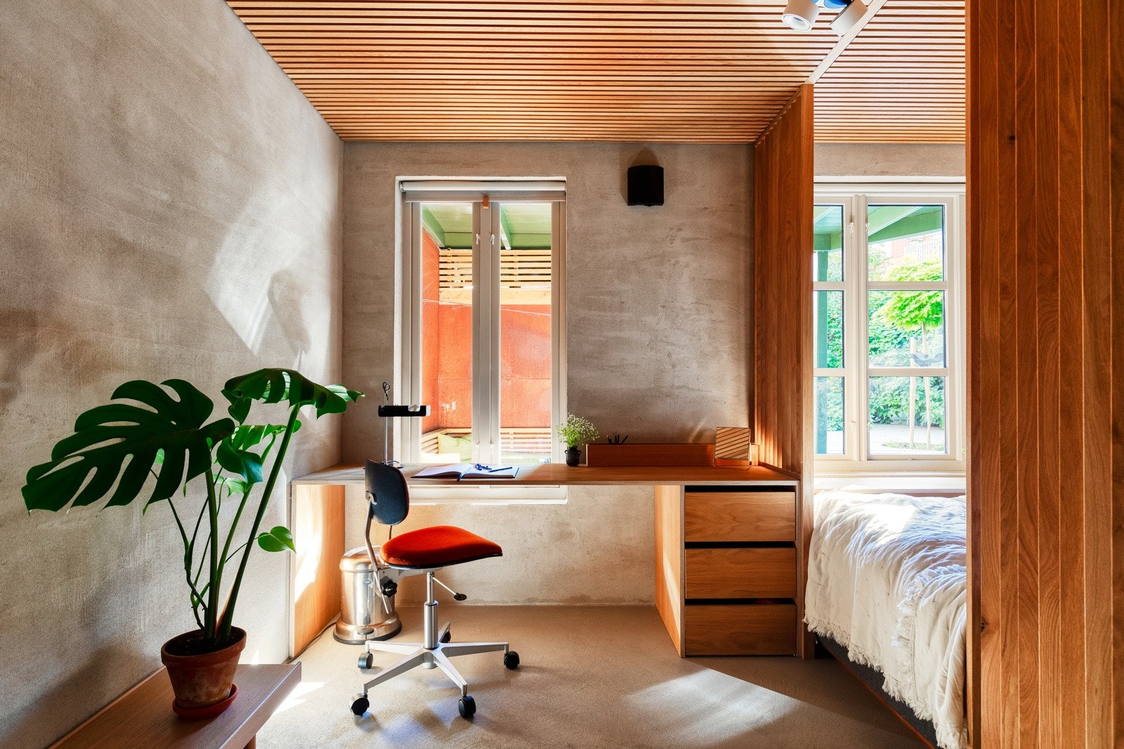 Stort soverom med god plass til stort skrivebord, seng og garderobeløsning. Galleribilde