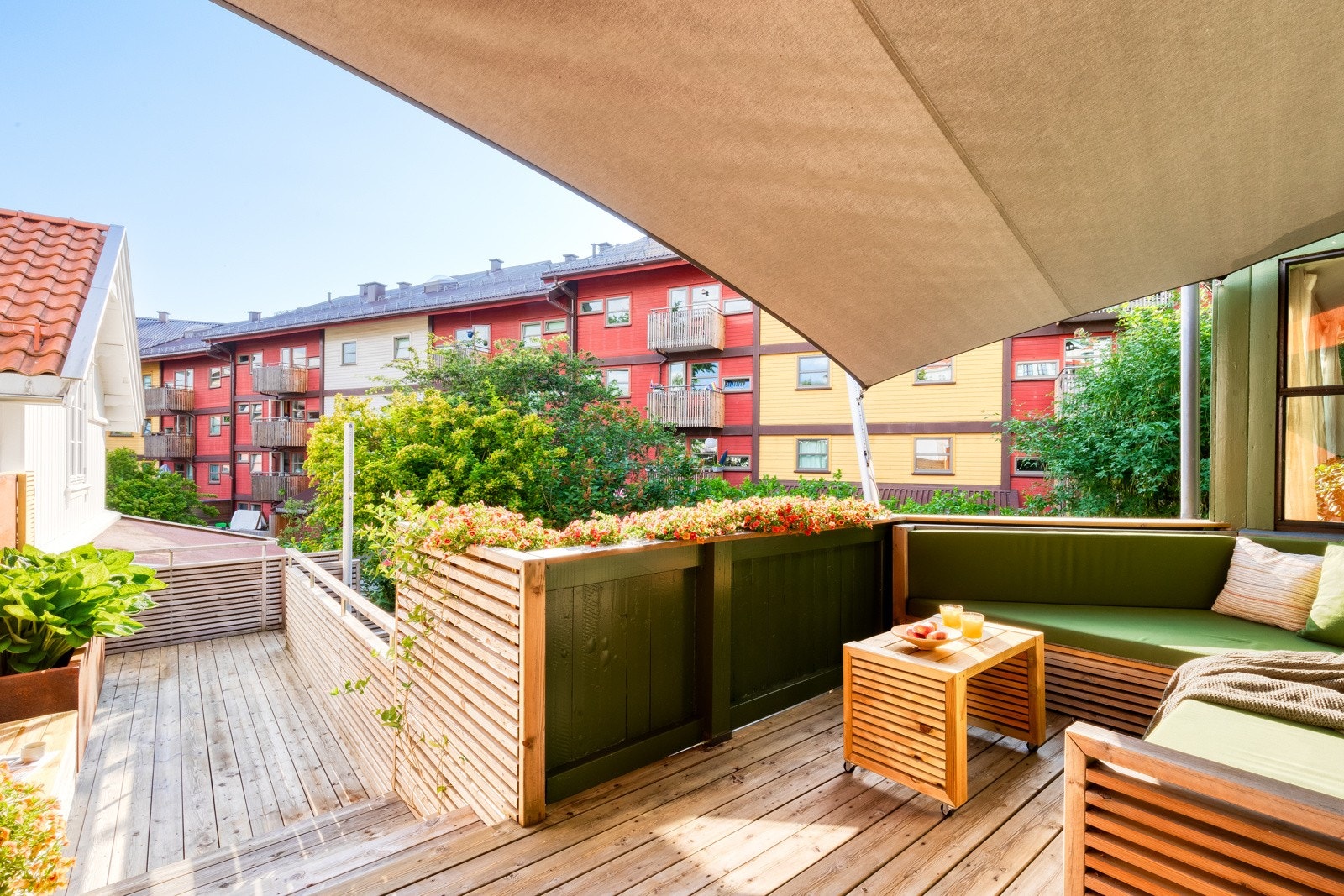 Både solseil og puter er i et slitesterkt materiale som brukes på seilbåter, med andre ord værbestandig her på Rodeløkka. Galleribilde