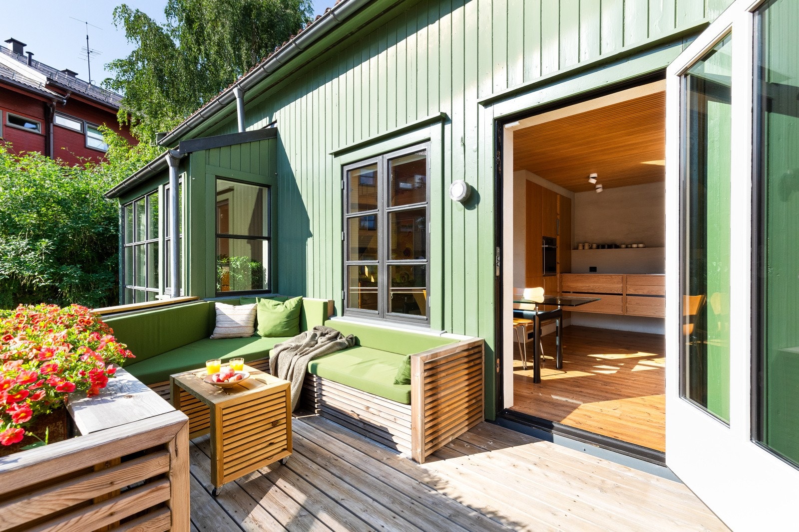 Solrik, sydvestvendt veranda på ca. 8 kvm. Her kan deilige sommerdager og kvelder nytes i stor, plassbygd sittegruppe. Galleribilde