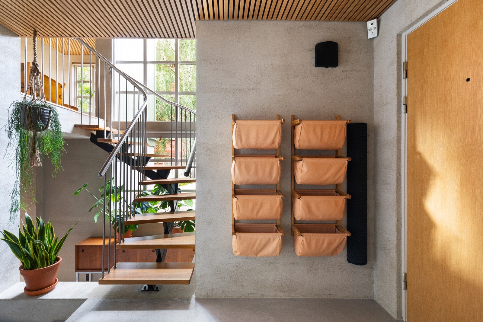 I tillegg er det to garderobeskap utenfor inngangsdøren i felles oppgang for sameiet. Galleribilde