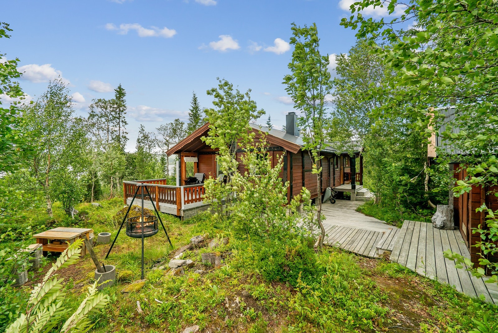 Koselig hytte med uthus og naust. Innlagt strøm. Selges delvis møblert. Adkomst via gruset sti på ca. 80 m fra Villmarksveien. Galleribilde