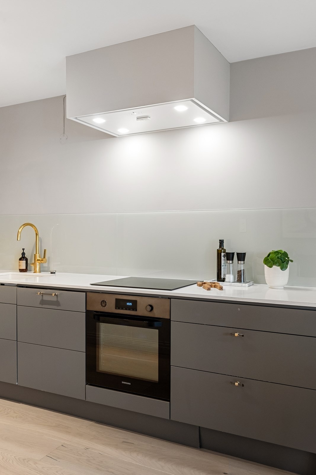 Godt med skap og benkeplass. Galleribilde