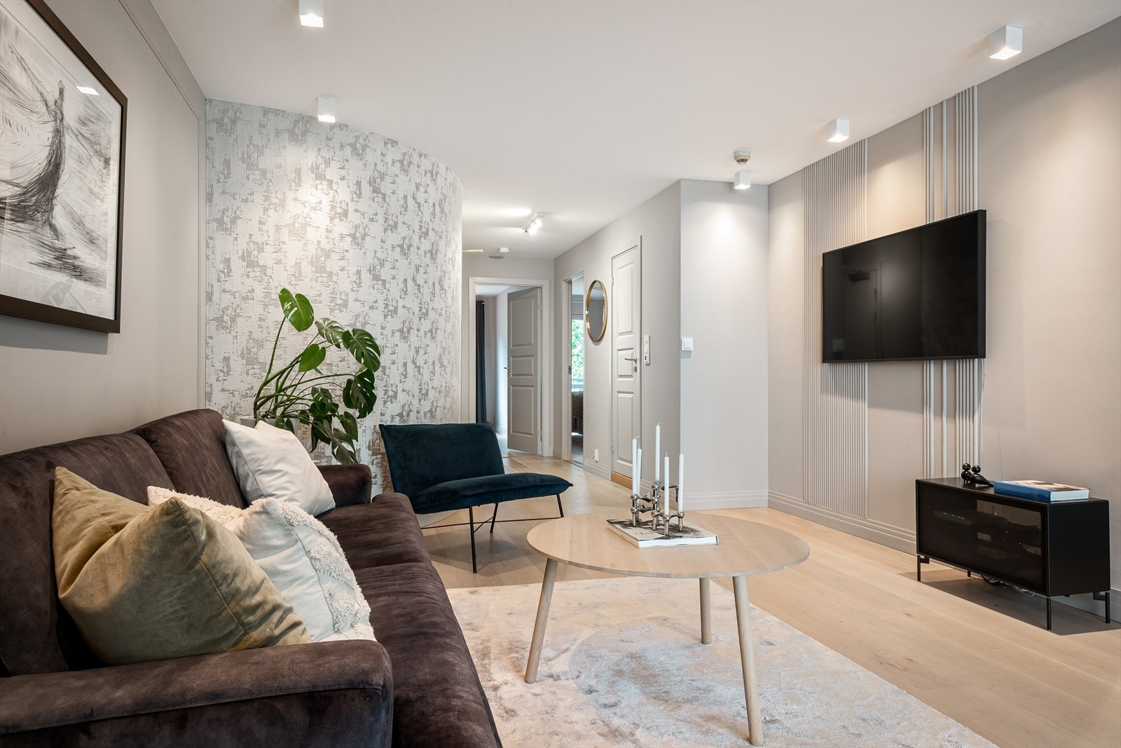 Pen 1-stavs eikeparkett på gulv og spotter i himling
. Galleribilde