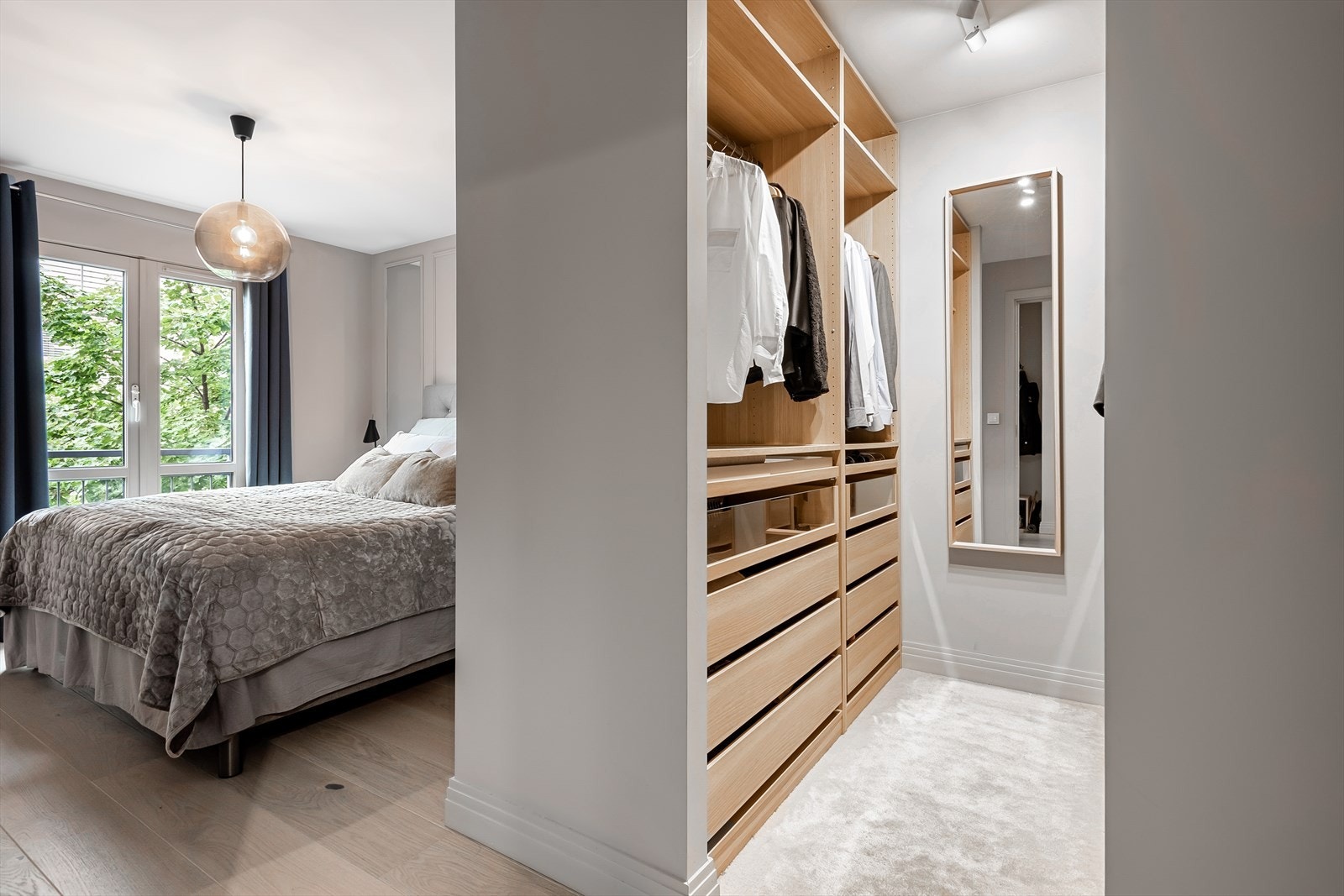 Stort og delikat hovedsoverom med fransk balkong og walk-in garderobe. Galleribilde