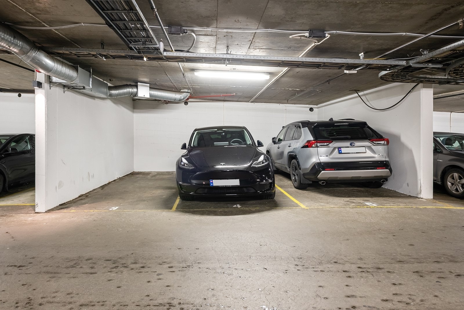 Selger eier en garasjeplass i garasjeanlegg. Fra garasjeplassen kan man gå tørrskodd inn til Oslos fineste matbutikk, Jacobs Colloseum. Det er også heis helt opp til leilighetsplan. Galleribilde