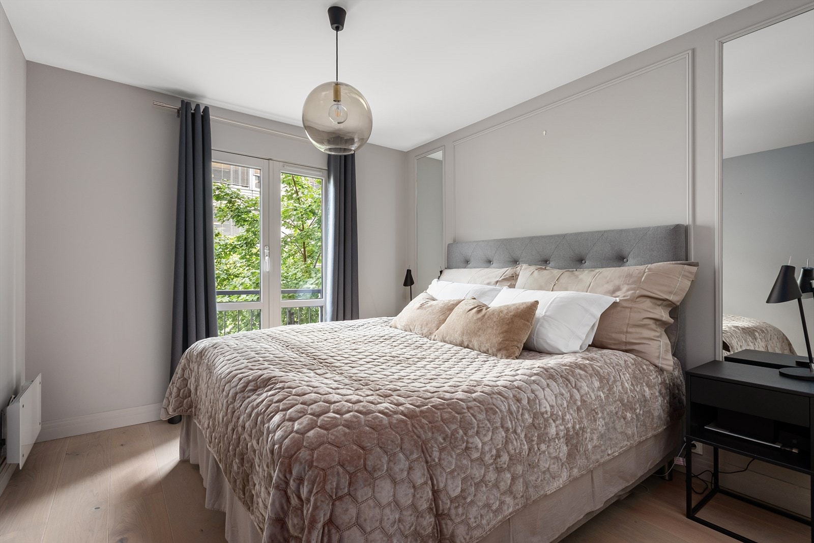 Begge soverommene vender ut mot stille stikkvei fra Essendrops gate, på baksiden av bygget. Galleribilde