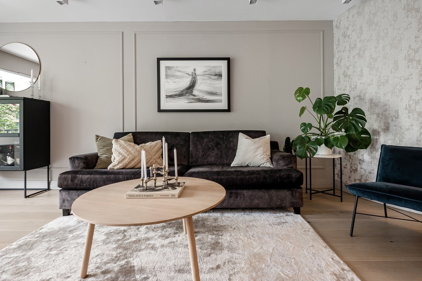 Leiligheten ble omfattende pusset opp i 2020 (av tidligere eier), og holder en gjennomgående god standard. Galleribilde