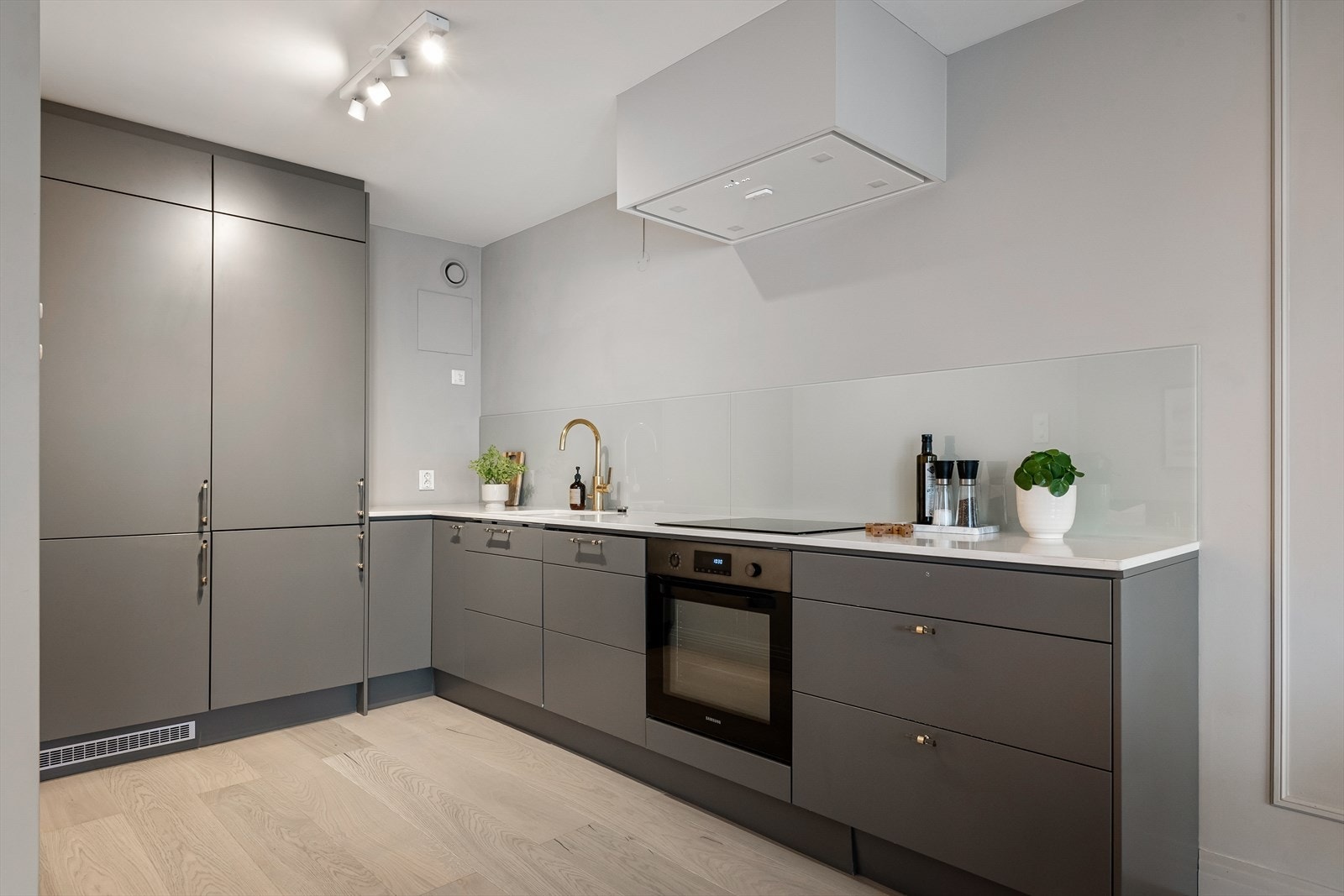 Epoq kjøkken med slette fronter. Ellers er kjøkkenet utstyrt med integrert kjøl/fryseskap,
oppvaskmaskin, stekeovn og platetopp med kjøkkenvifte over stekesonen. Galleribilde