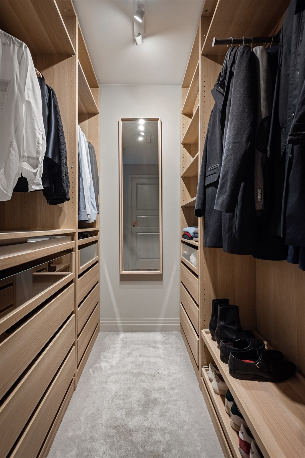 Praktisk omkledningsrom på hovedsoverom. Det lyse teppegulvet skaper et eksklusivt uttrykk. Galleribilde