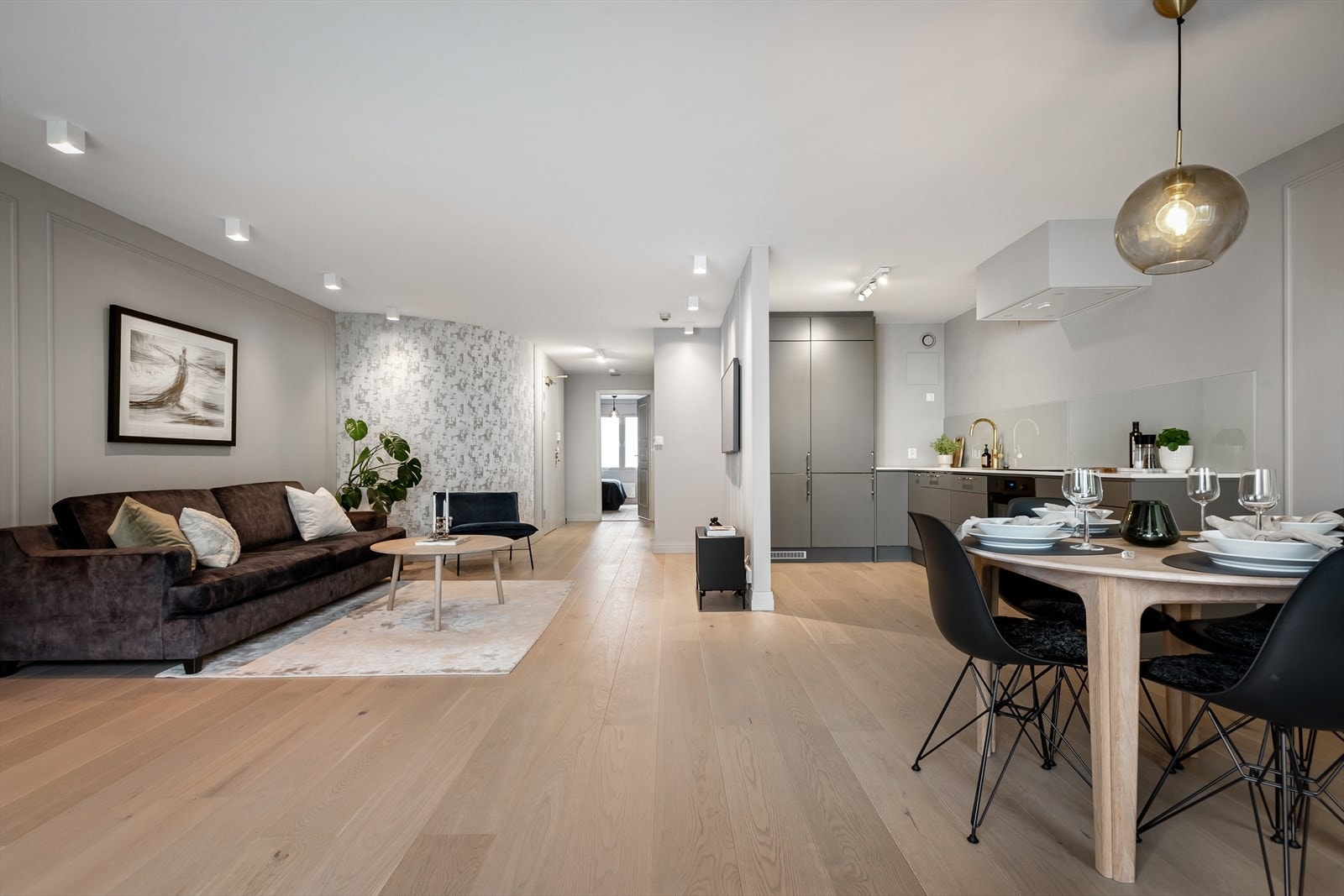 Leiligheten ligger i bygningens 3. etasje med heisadkomst og inneholder: Entré, stue og kjøkken i delvis åpen løsning, bad, 2 soverom og omkledningsrom. Galleribilde