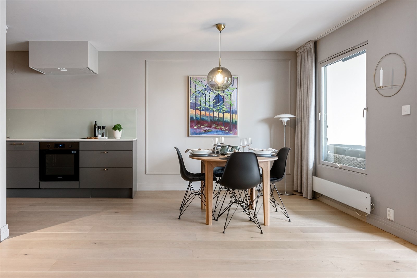 Den delvis åpne stue/kjøkkenløsningen utgjør et hyggelig og sosialt oppholdsrom, med god plass til stor spisegruppe. Galleribilde