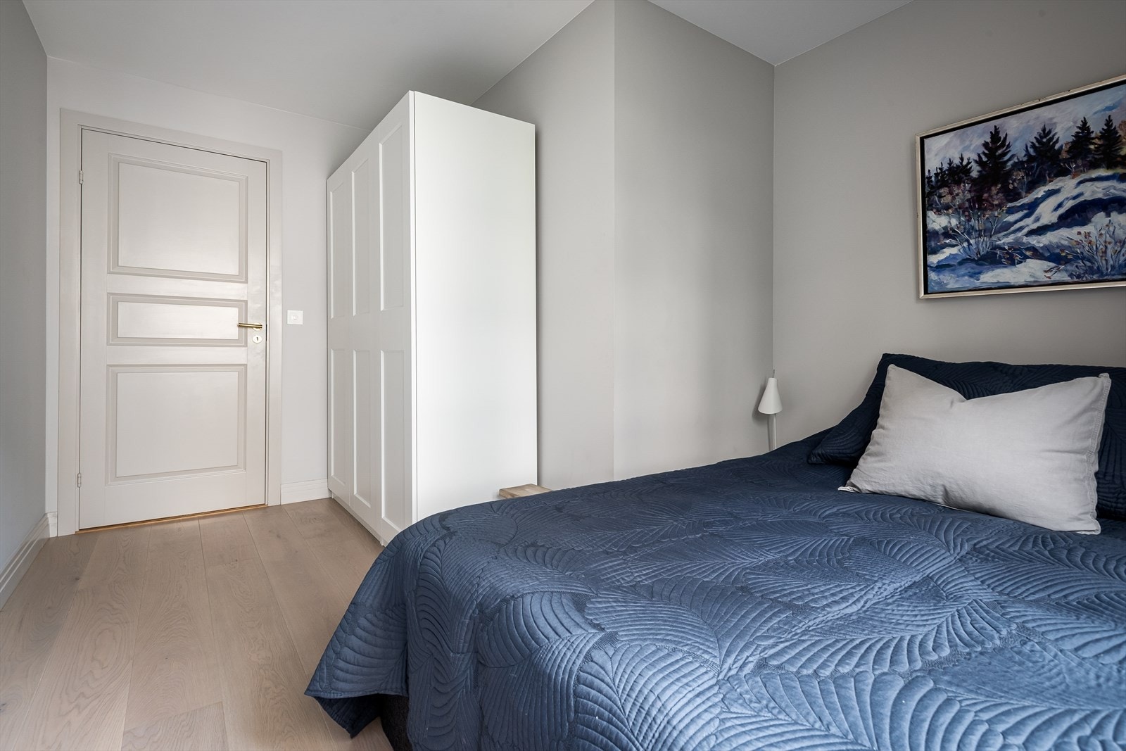 God plass til dobbeltseng og garderobeløsning. Galleribilde