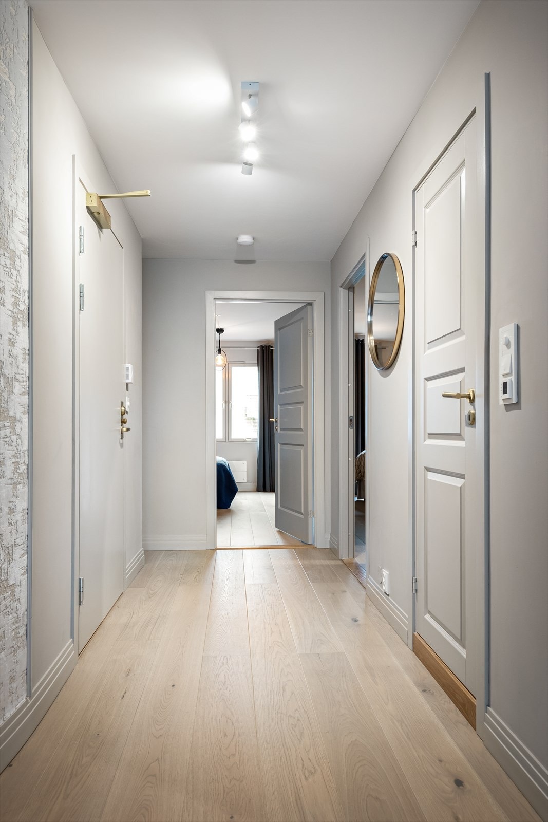 Lys og innbydende entré, med plass til å henge fra seg tøy og sette fra seg sko i nisje ved inngangsdør. Galleribilde