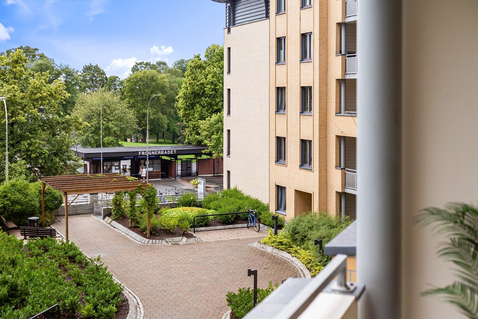 Grønt og hyggelig utsyn mot Frognerparken fra balkongen. Galleribilde