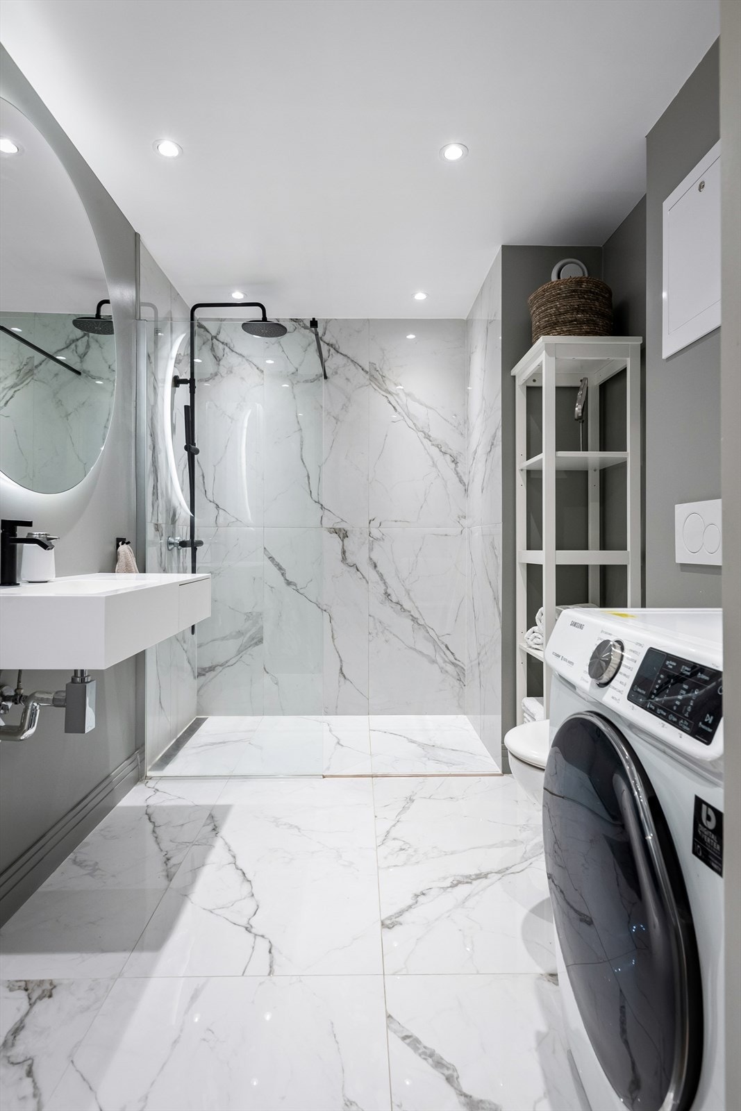 Pent og romslig bad - betydelig pusset opp i 2020, i lys og lekker utførelse. Galleribilde