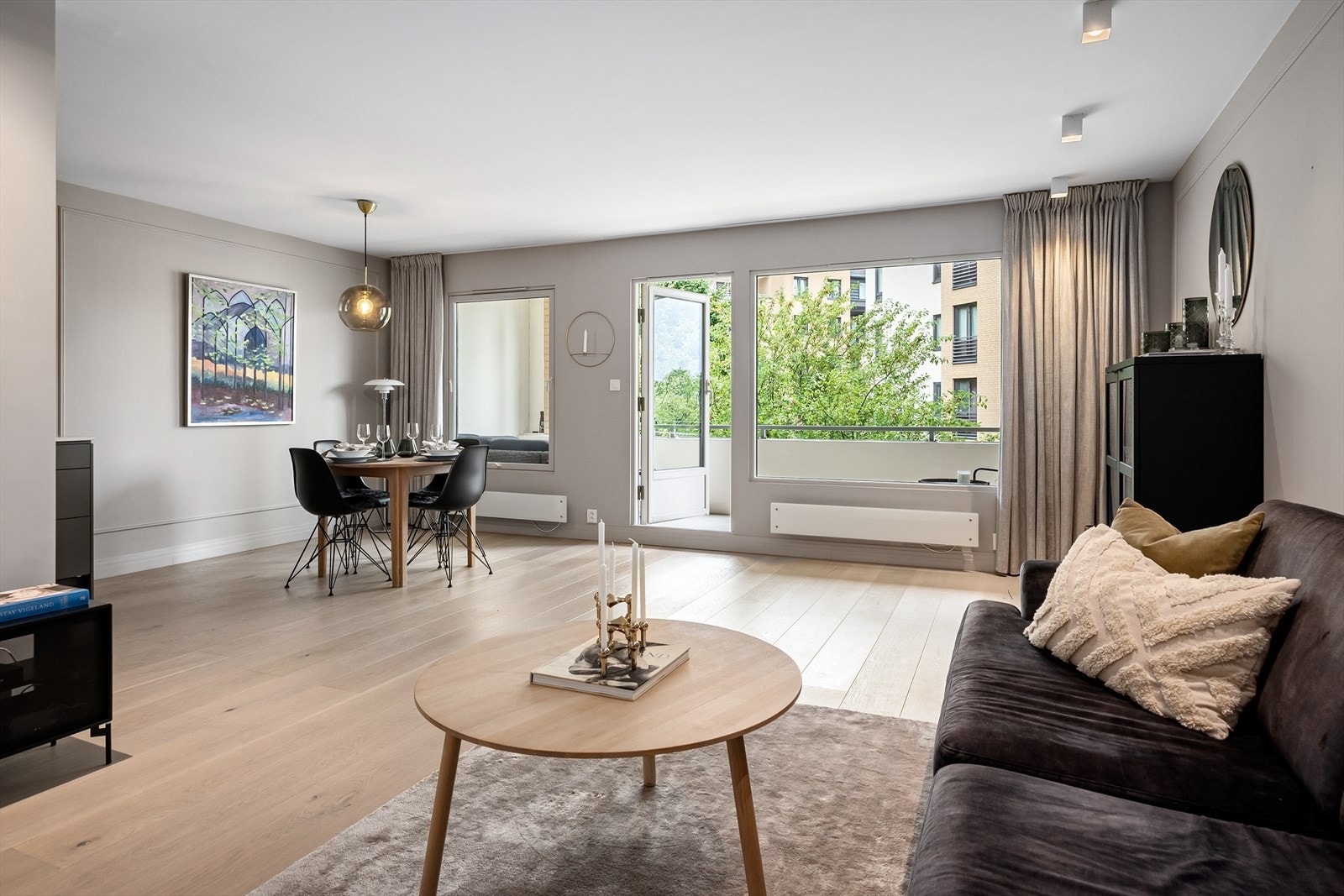 De store vindsflatene slipper inn rikelig med naturlig lys, så leiligheten oppleves svært lys og luftig. Galleribilde