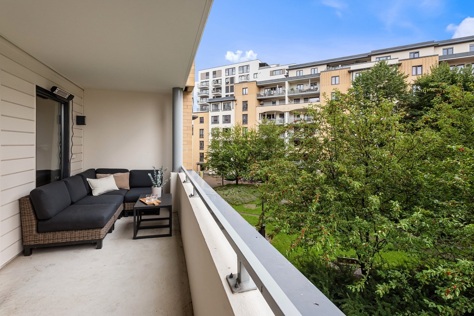 Fra stuen er det adkomst til sydvendt balkong på ca 11kvm. Meget gode solforhold og hyggelig utsyn mot felles atrium. Galleribilde