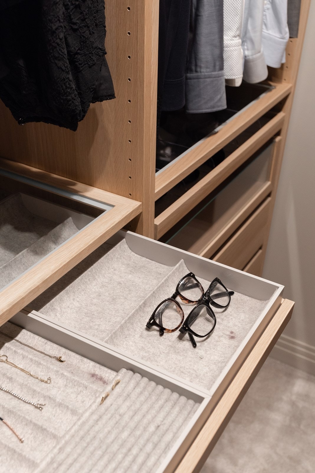 Oppbevaring fra gulv til tak, både til klær, sko og andre skatter. Galleribilde