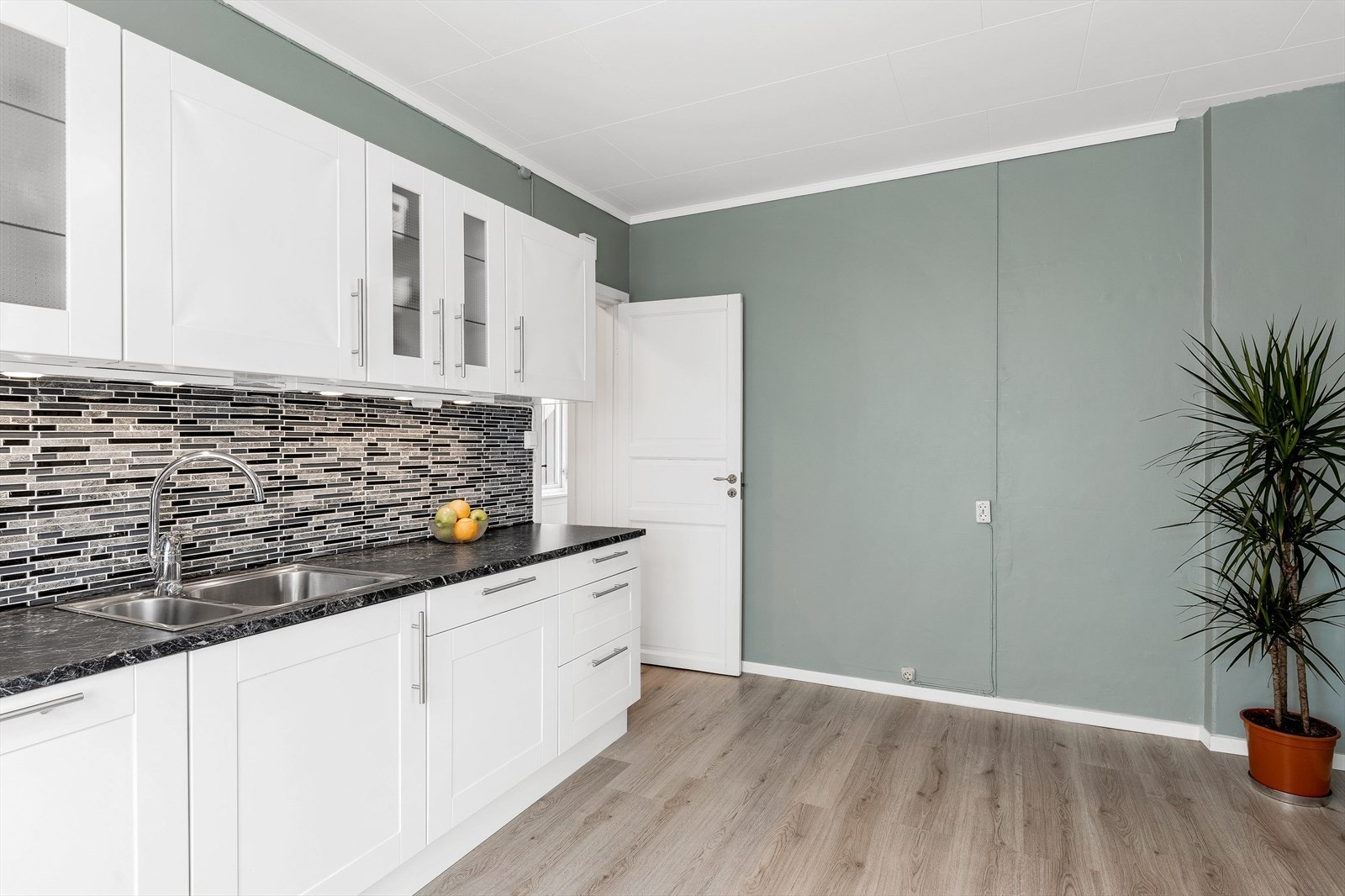 Plass til spisebord. Nydelig fargevalg på veggene. Galleribilde