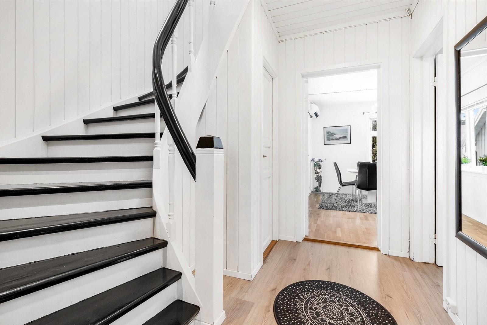 Lys og trivelig hall med trapp - Rommet vi haster fort gjennom på vei til eller fra. Med plass til å henge fra seg jakken, parkere skoene, puste ut. Galleribilde